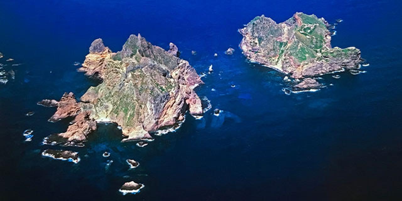 画像: 竹島は西島（男島・左）と東島（女島）などの群島からなり、総面積は約0.21平方キロメートル　写真提供／桑原史成