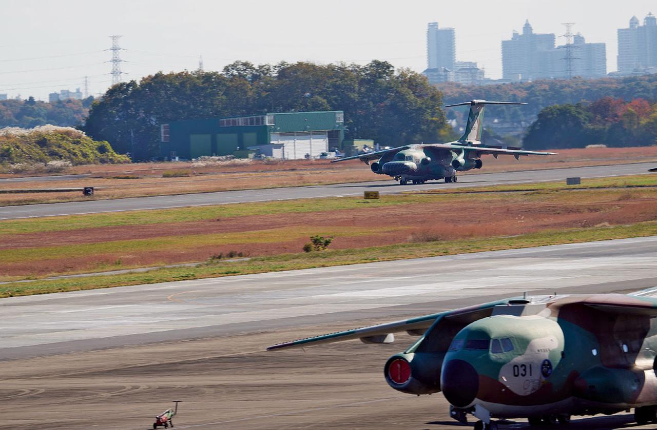 画像: 迷彩柄の輸送機C‐1(写真手前)と電子戦の訓練を終えて入間基地に帰還するEC‐1。珍しく改良元の機体と改良機が並んだ