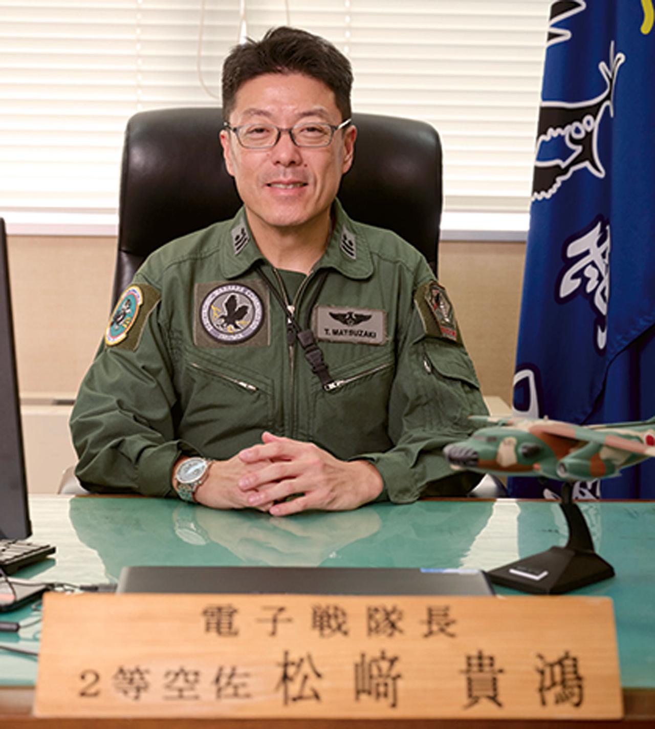 画像: F‐15のパイロットだった時から電子戦に関わってきたという松﨑2佐。その経験が今でも役立っている