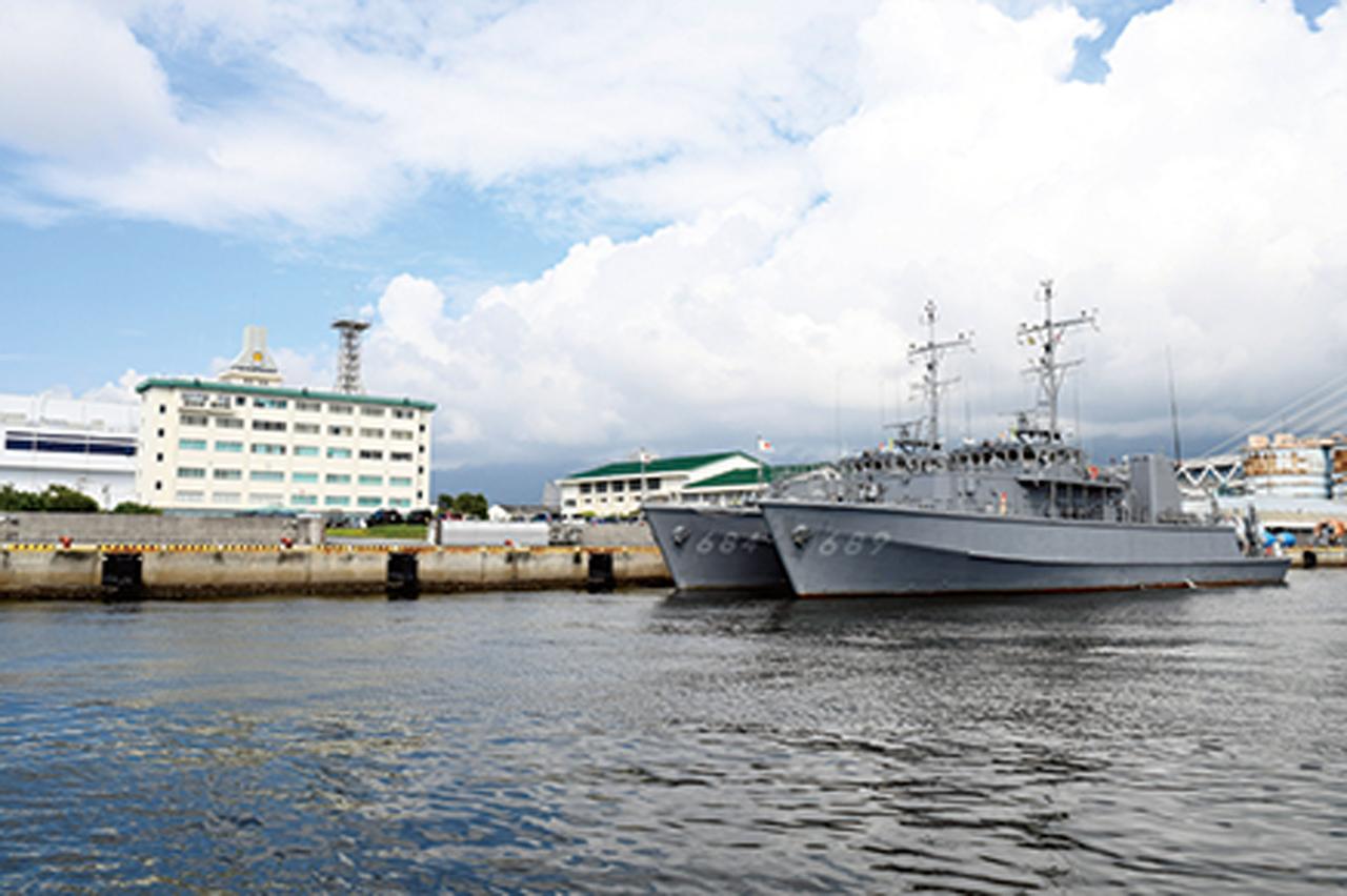画像: 阪神基地隊の本部前には大阪湾が広がり、海上自衛隊の艦艇が停泊することも