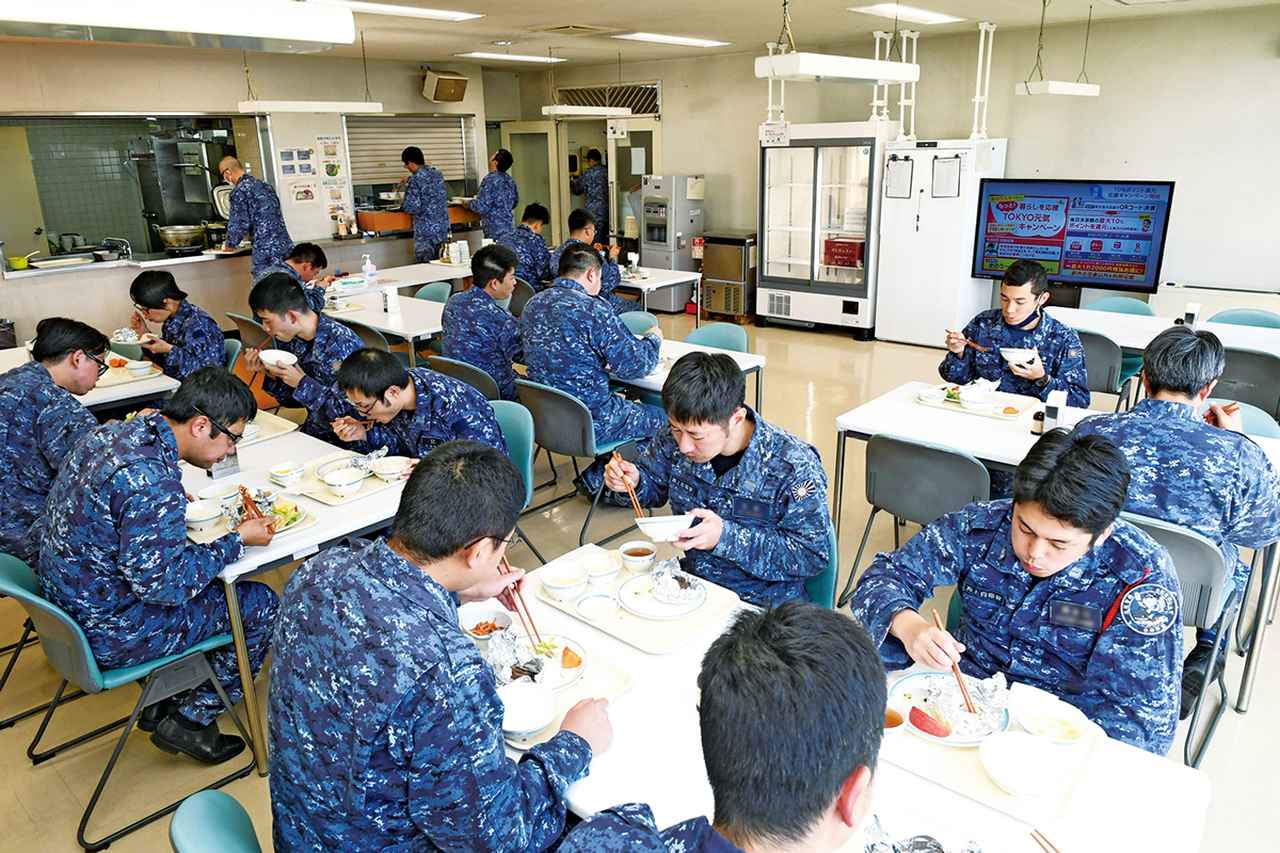 画像: 25席ほどのコンパクトな隊員食堂は、アットホームな雰囲気。海に面しており、開放感もあって、癒やしの空間だ