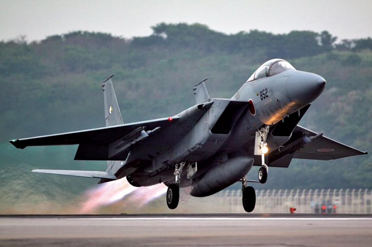 画像: 緊急発進をする航空自衛隊のF-15J戦闘機。国民の暮らしを守るため、自衛隊は24時間365日いつでも対応できるよう万全を期している　写真提供／防衛省