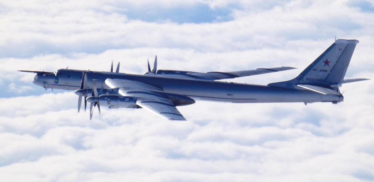 画像: 2025年1月、ロシアの爆撃機2機と戦闘機2機が、日本の北海道知床岬沖上空に現れ、宗谷海峡の上空を飛行した。このようにロシアや中国はわが国周辺での活動を活発化している　写真提供／防衛省