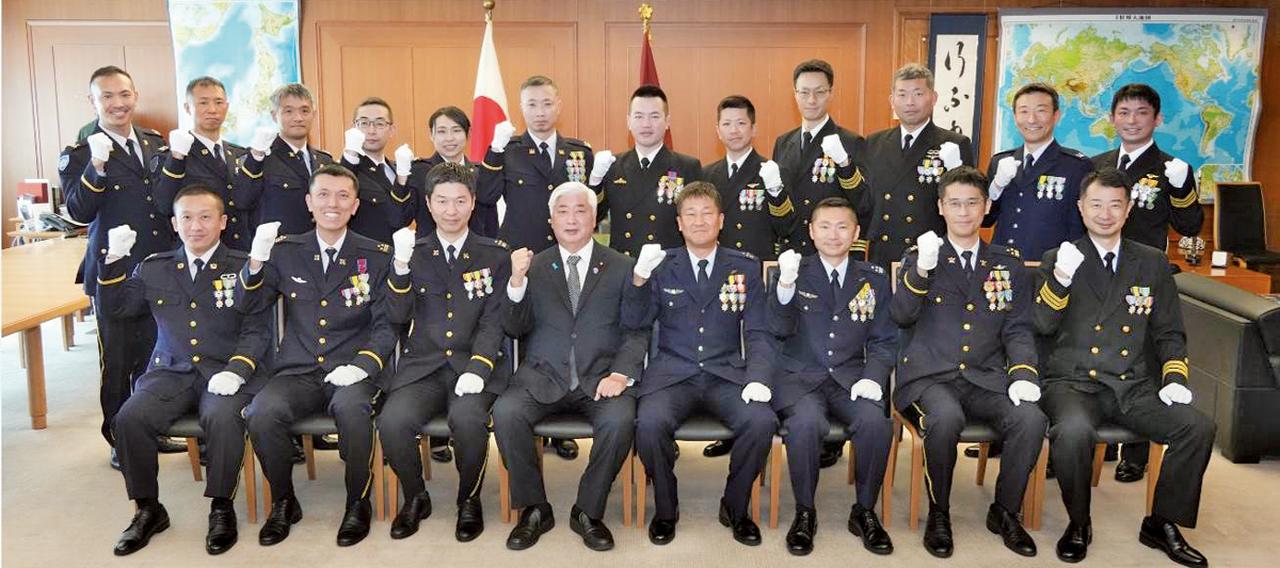 画像: 2024年度末に新たに任地に赴任する防駐官が、中谷防衛大臣(前列左から4人目)に出国を報告し、記念撮影を行った