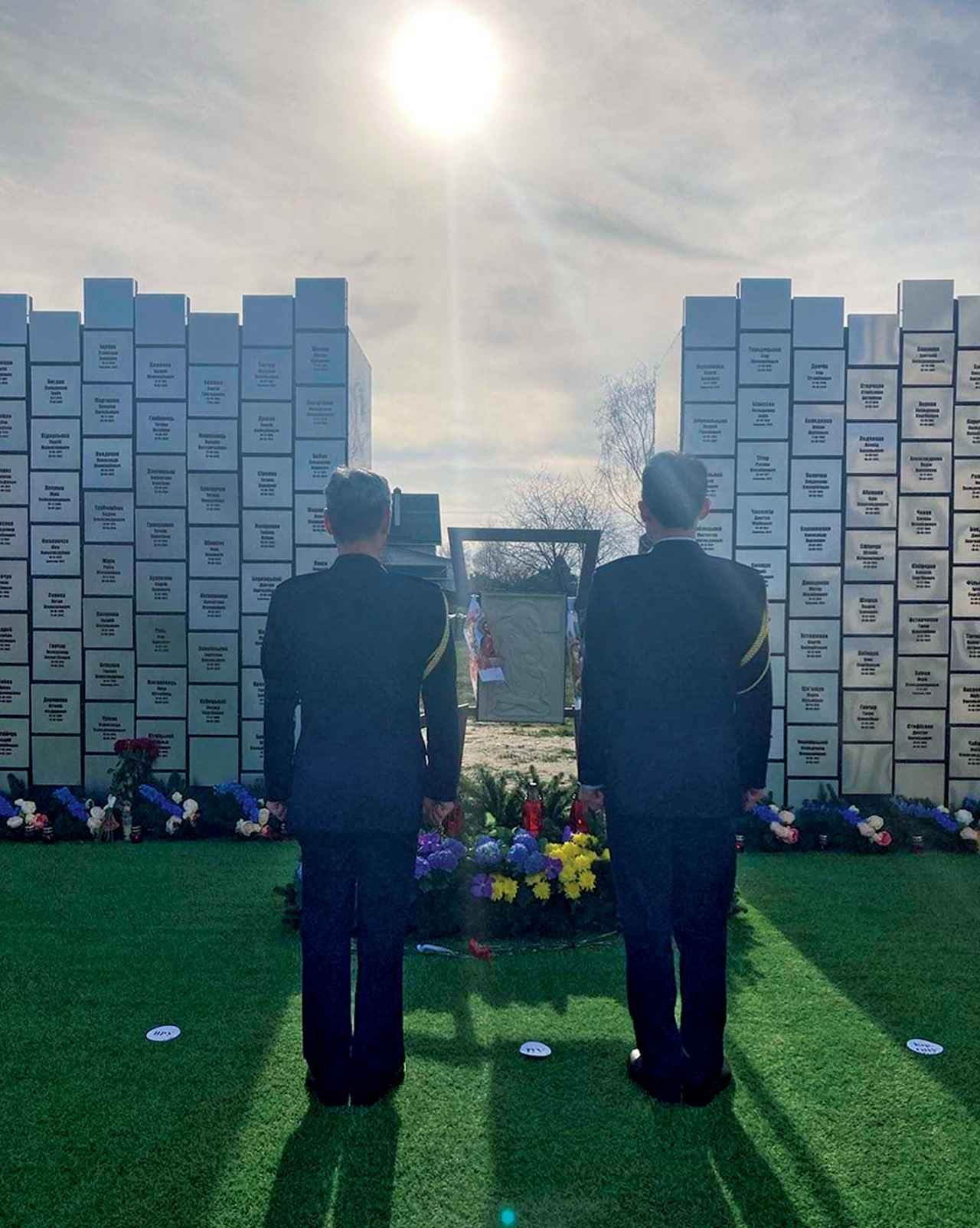 画像: 2024年3月、ウクライナ民間人の虐殺があったキーウ州ブチャ市の教会に、前任の防駐官と共に慰霊に訪れた（右が笛田1佐）