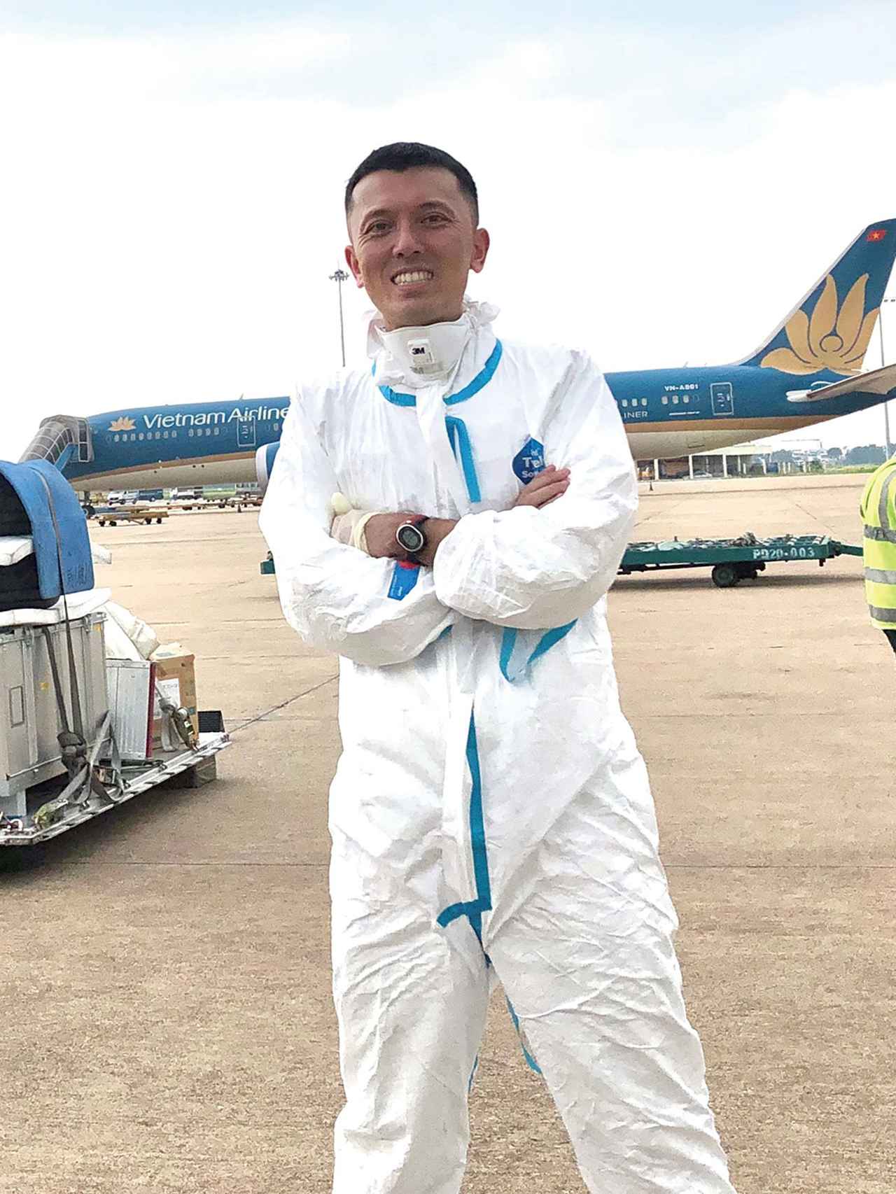 画像: ベトナムに飛来した自衛隊機にエンジントラブルが発生した際は、コロナ禍だったため防護服を着て対応したそう