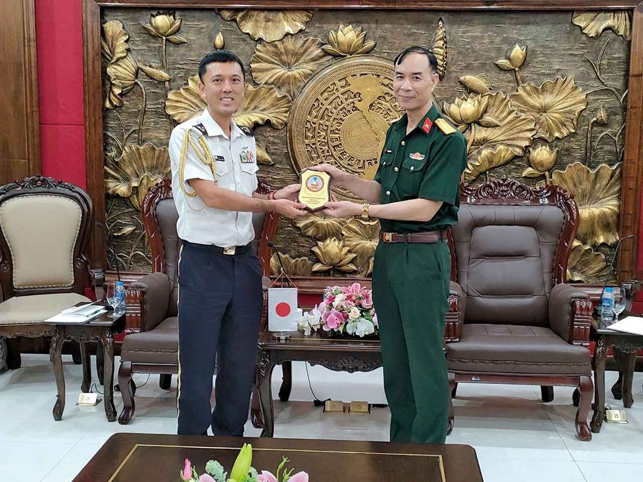 画像: ベトナムを離任する際には、国防省の国防国際関係研究所所長(右)を表敬訪問。赴任中は本音で意見を言い合い、意思疎通を図れる良好な関係だったという