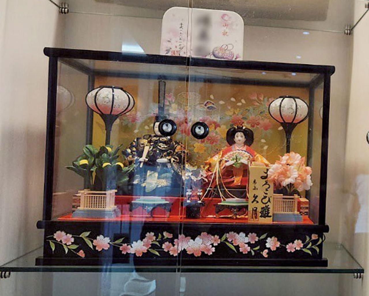 画像: 日本の自宅にあったというひな人形も持っていくと、他国の駐在武官ファミリーに注目されたそう