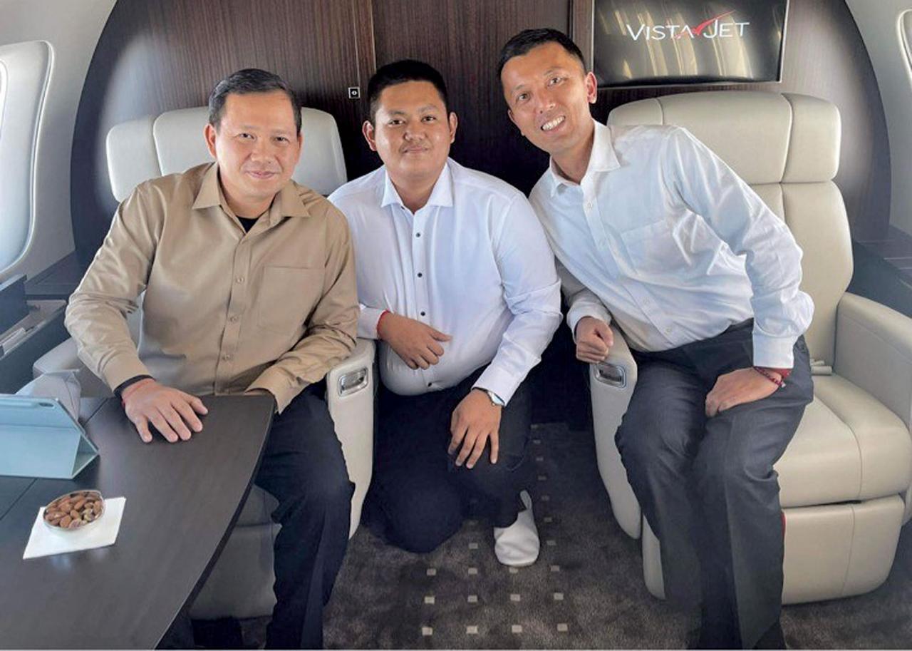 画像: 2022年2月、在ベトナム防駐官の兼轄国(当時)であるカンボジアの陸軍司令官(左)の日本訪問時に同行した際、機内で撮影(右が原1佐)