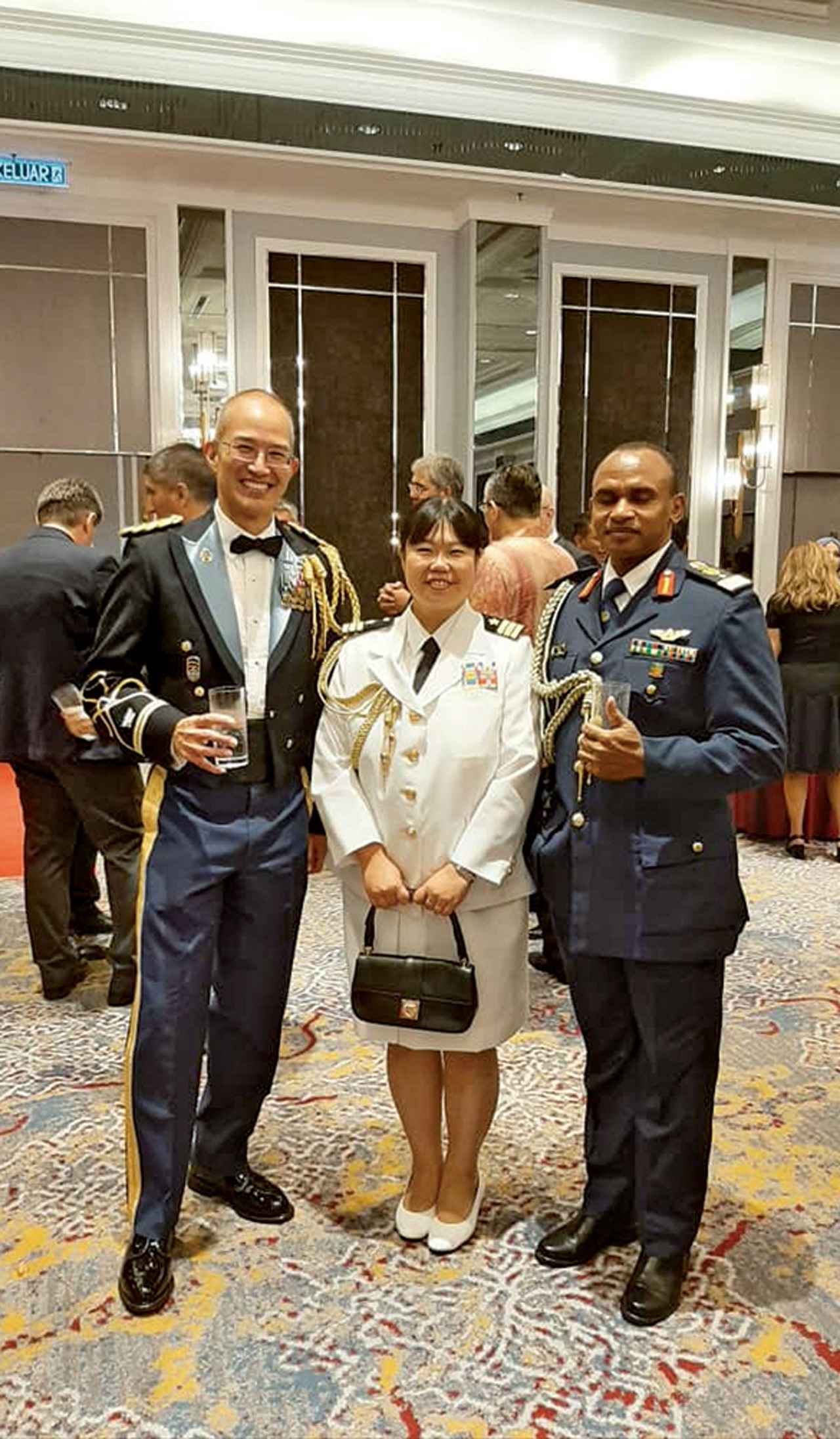 画像: レセプションにて、他国の駐在武官と写真に収まる五十嵐2佐（中央）