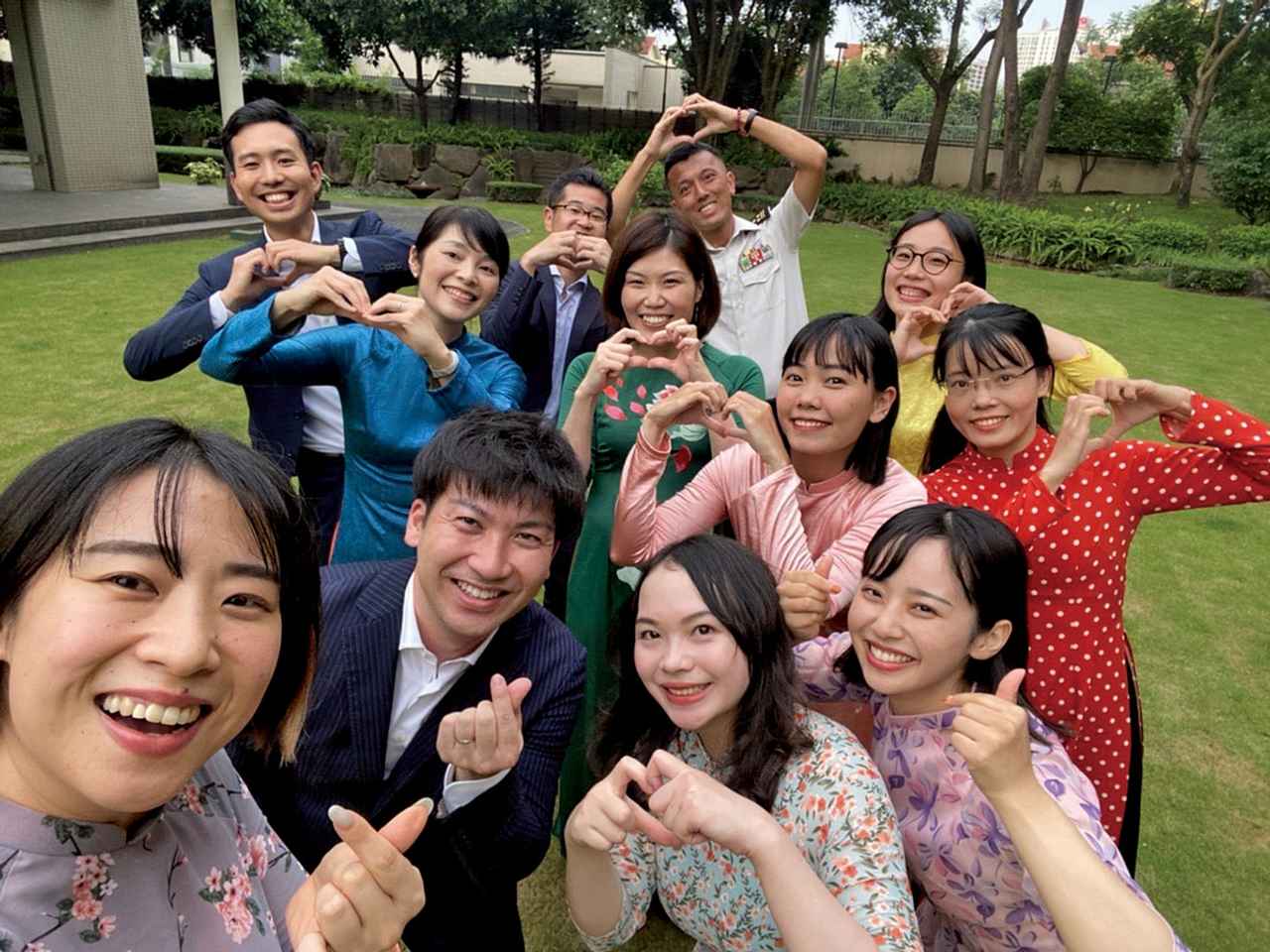 画像: ベトナム大使館の歓送迎会前に撮った記念写真(後列右が原1佐)。女性はベトナム民族衣装のアオザイを着ている