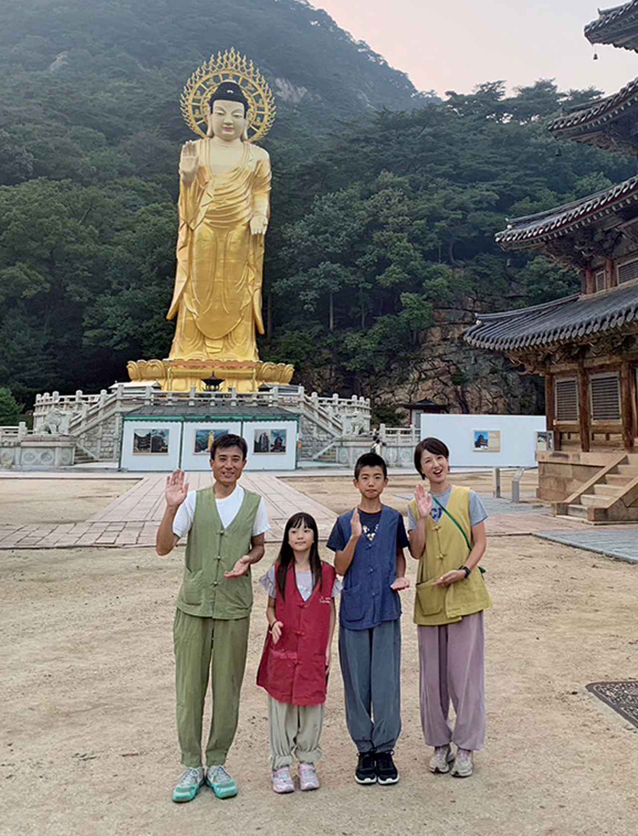 画像: 休日には家族でテンプルステイを楽しむなど、韓国の名所を訪れ、異国文化に触れた