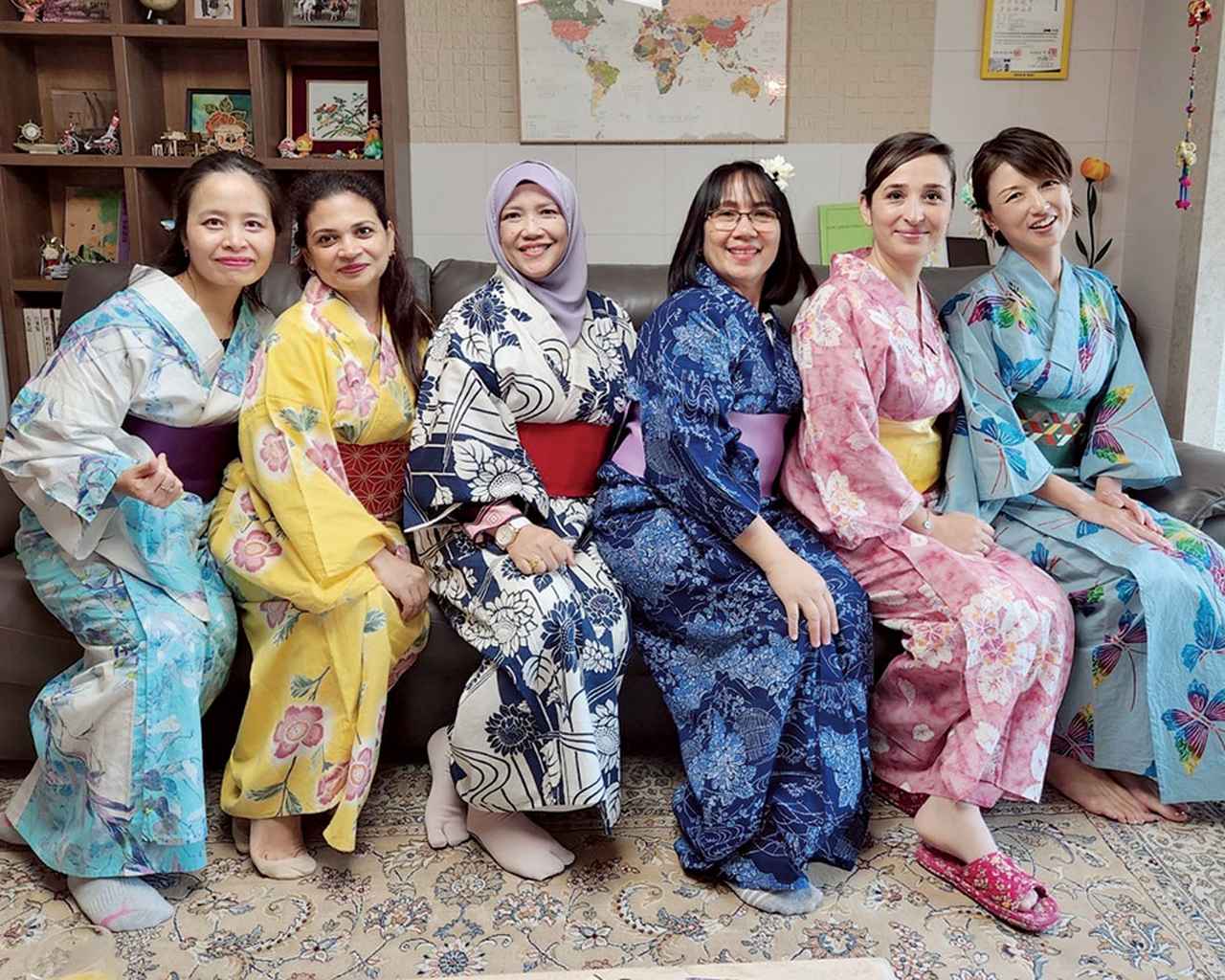 画像: 韓国では、自宅で浴衣体験会を開催。日本から持参した浴衣を着て笑顔がこぼれる、他国の駐在武官夫人たち(右端が由美子さん)