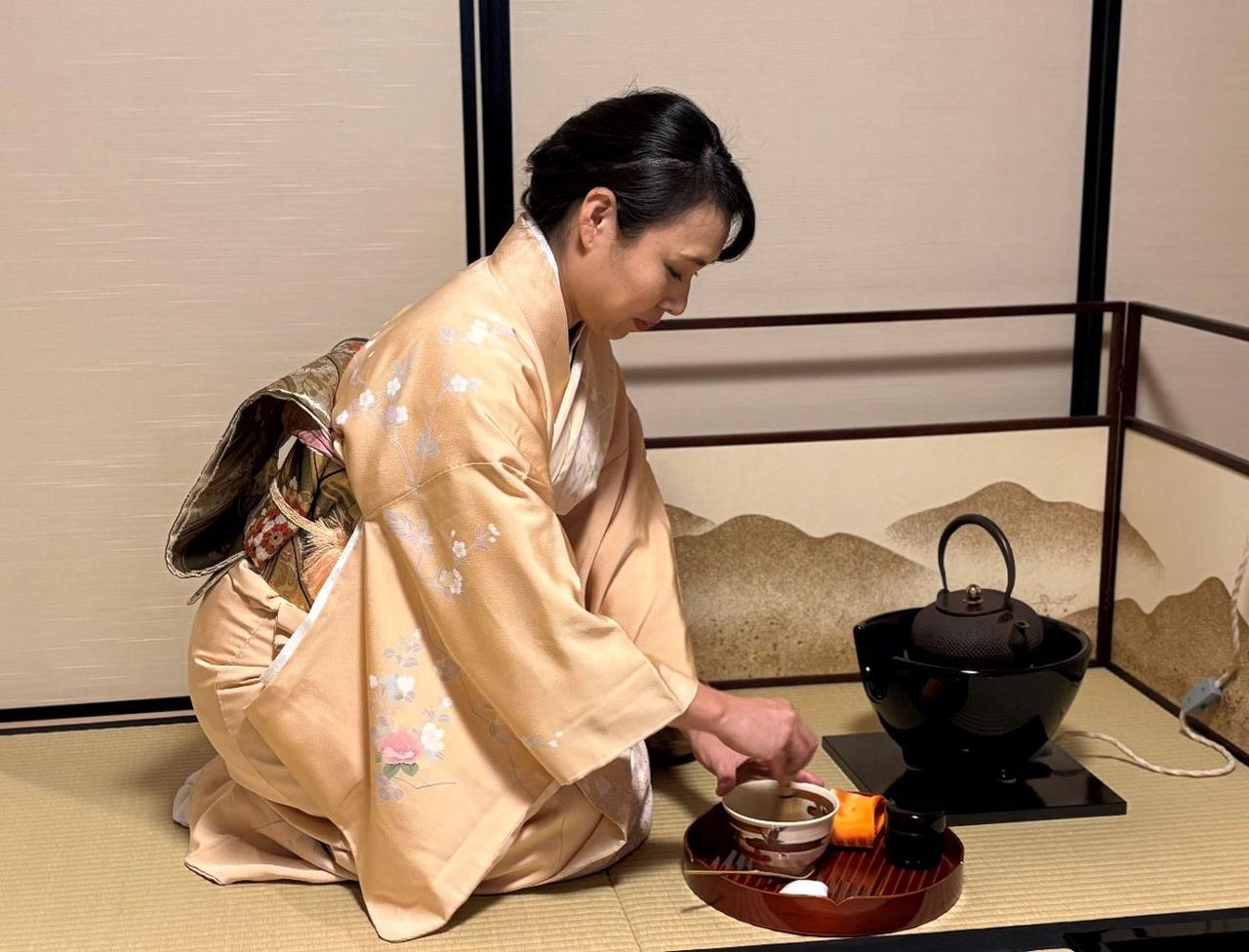 画像: お茶をたてる伊代野2佐。日本の伝統文化を学ぶのと同時に、今、外国人観光客から人気の日本の観光スポットを把握することにも努めたという