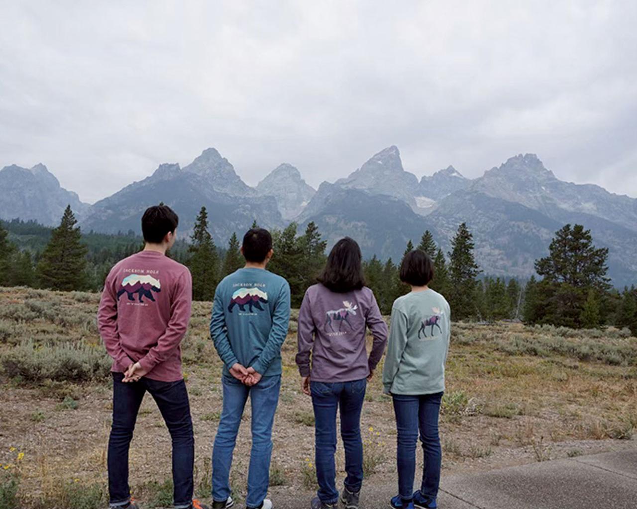 画像: 家族でおそろいのＴシャツを着てお出掛け。アメリカ生活で家族の絆も深まったという