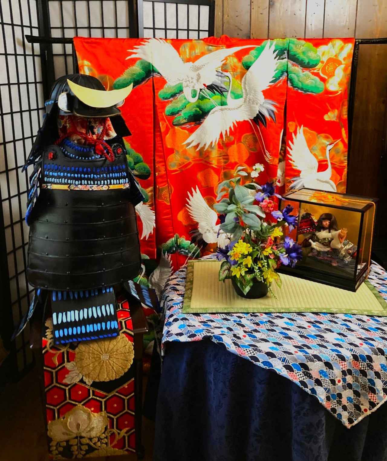 画像: 自宅に駐在武官らを招く際は、着物やよろいかぶとを飾って、日本らしさを演出