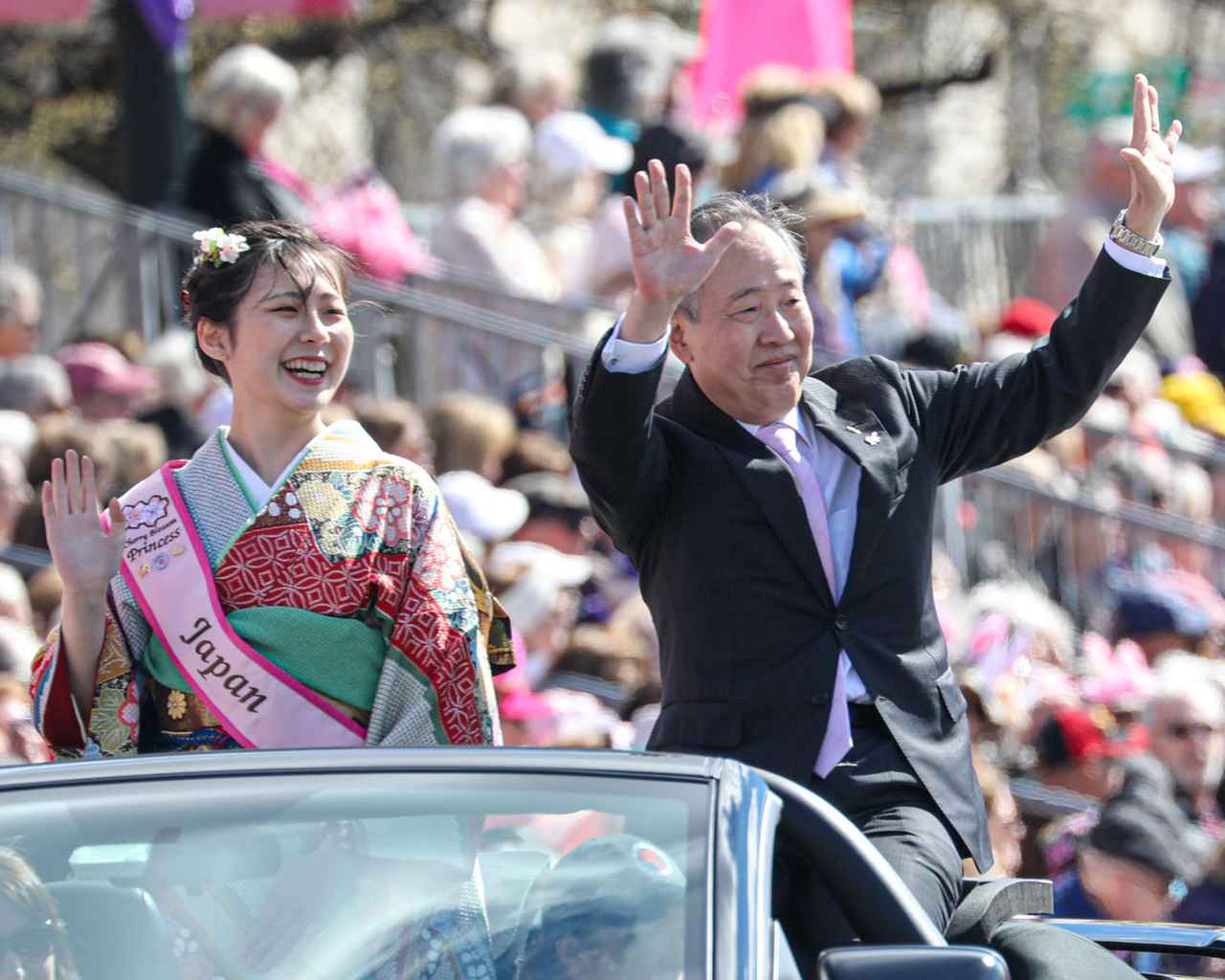 画像: ワシントンで毎年3〜4月に開催される「全米桜まつり」のパレードに、駐米大使と参加する着物姿の長女