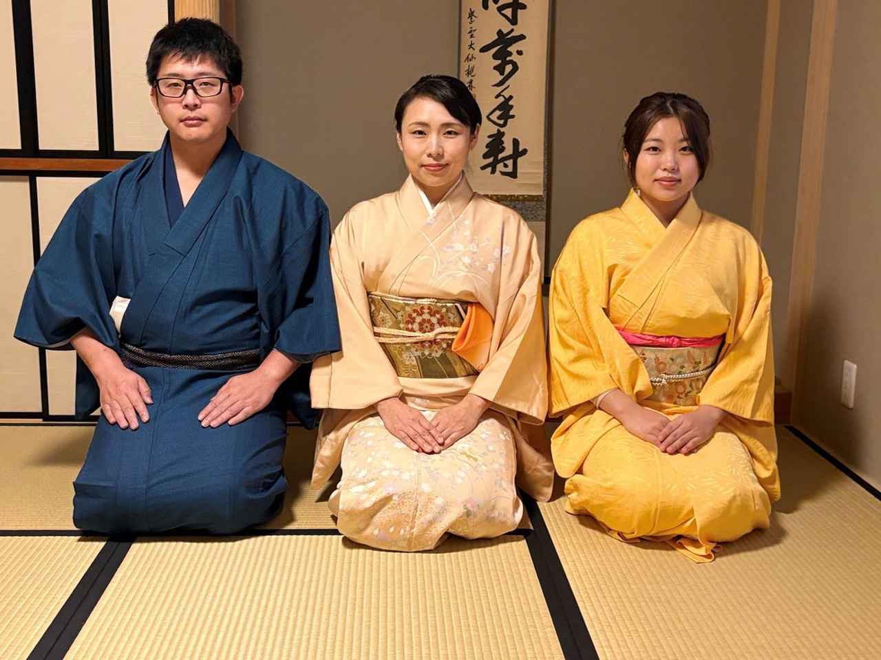 画像: 夫(左)は、他国武官を招いてパーティーをする日に備え、大阪名物のたこ焼きを焼く練習もしているそう。右は一緒に着付けも習った長女