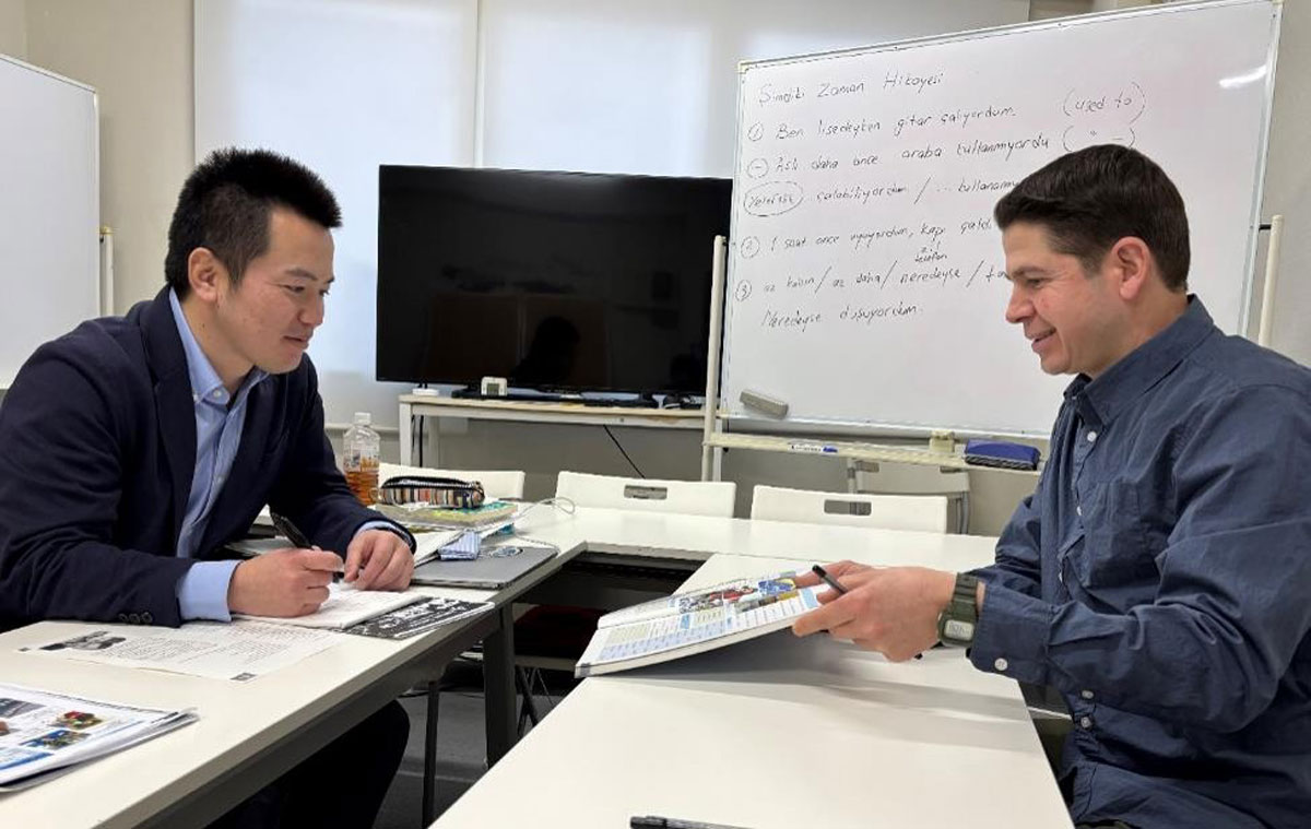 画像: トルコ語の授業を受ける齊藤2佐