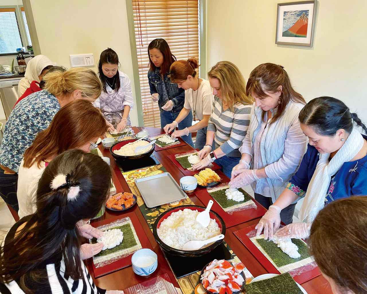 画像: 由希子さんは各国武官の夫人たちを自宅に招き、料理教室を開催。手巻きずし作りを通して、日本の文化について歓談したそう（一番奥が由希子さん）