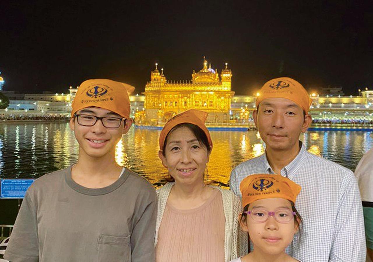 画像: パスキタンとの国境近くのアムリトサルに家族で出掛けたときの1枚。インドの国内旅行を重ねるごとに、家族みんながインド好きに