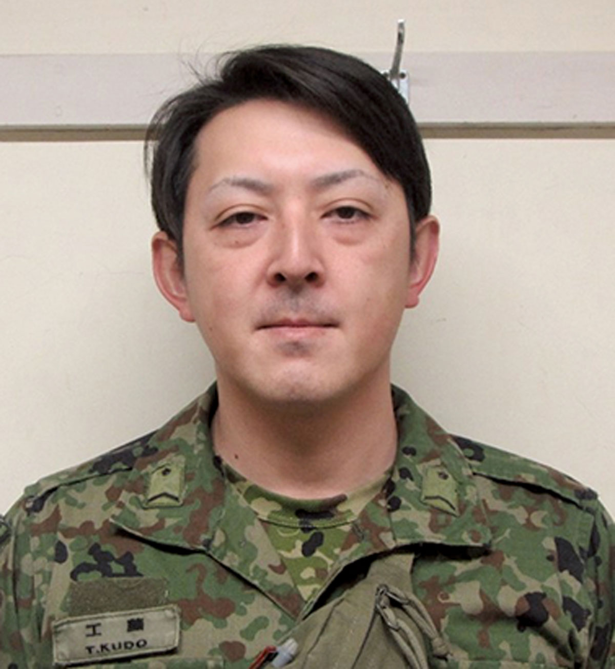 画像: 通信陸曹として部隊間での通信を担う工藤3曹。「部隊のロゴマークは、その部隊の精強さやイメージを広報するための重要なアイテムです」と語る