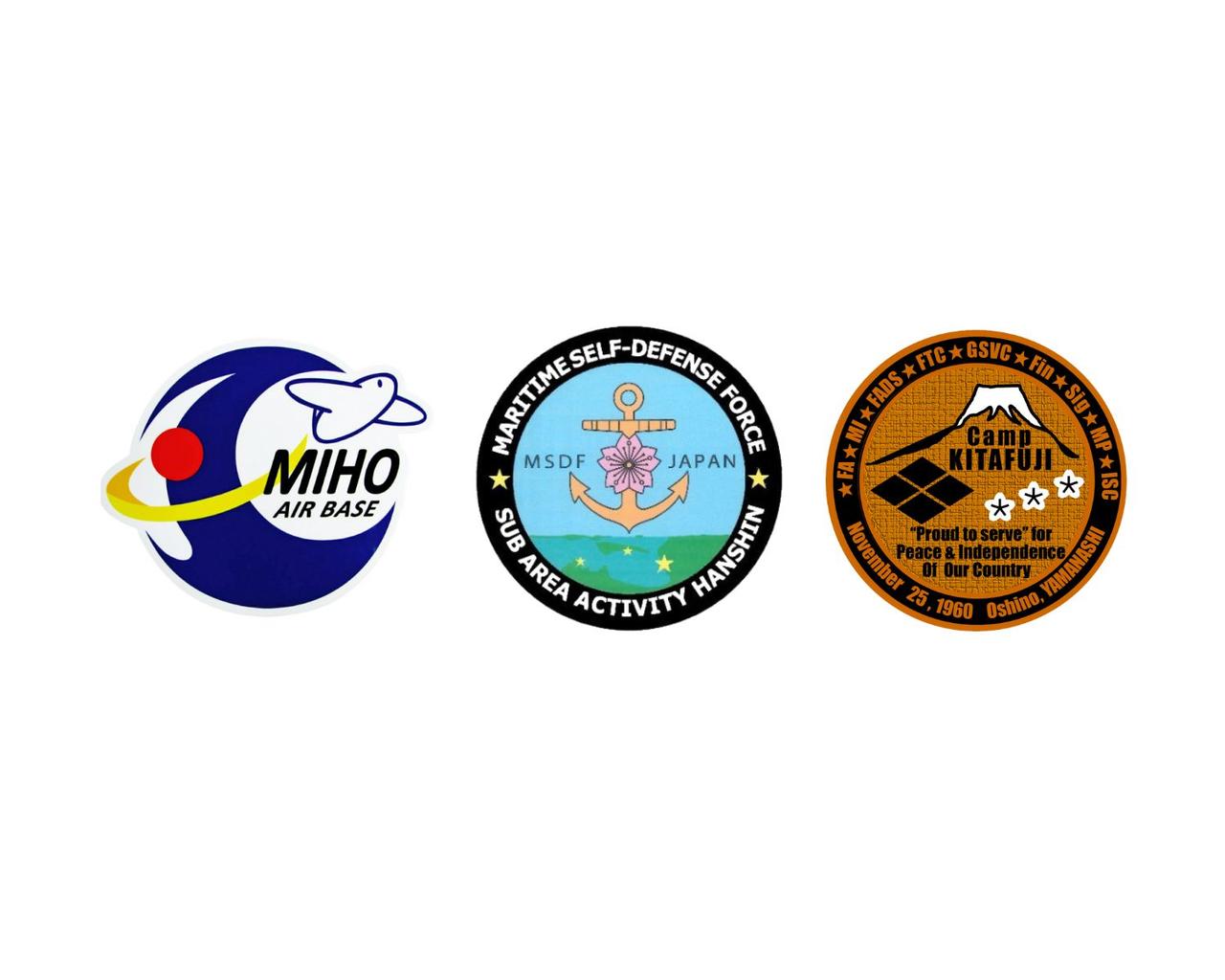 画像: (左)飛び立つ航空機を図案化した航空自衛隊・美保基地のロゴマーク (中央)伝統的ないかりマークをあしらった海上自衛隊・阪神基地のロゴマーク (右)陸上自衛隊・北富士駐屯地のロゴマーク。富士山、家紋「四つ割菱」、富士桜が描かれている