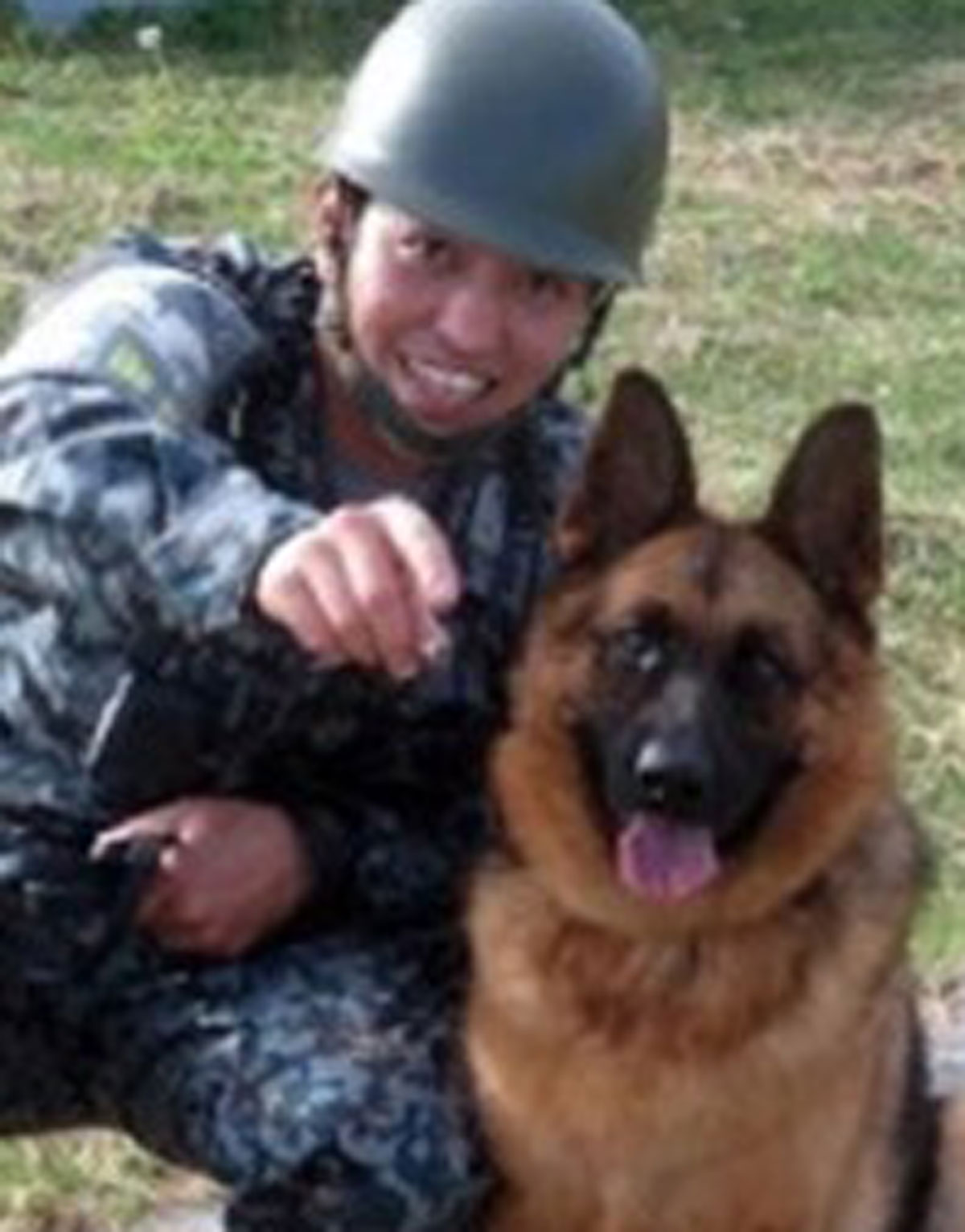 画像: 同部隊で警備を担当し犬舎係として働く西岡2曹。「私の担当する警備犬『シンディー』は花嫁修業を終え絶賛恋人募集中です」と話す