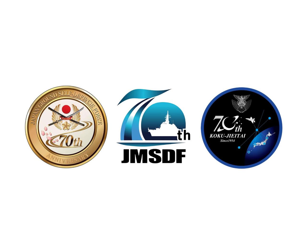画像: (左)陸上自衛隊の創隊70周年を記念するロゴマーク。桜の花びらと道をモチーフに、「これまでの歩みと将来の充実・発展」を表現 (中央)海上自衛隊の創隊70周年を記念するロゴマーク。「守る未来、つなぐ海」をキャッチフレーズに、誇り高い海自の伝統を表現。「7」は風をイメージしてデザインされている (右)航空自衛隊の創隊70周年を記念するロゴマーク。「大空とその先へ」をキャッチフレーズに、新領域の「宇宙」を背景にしている