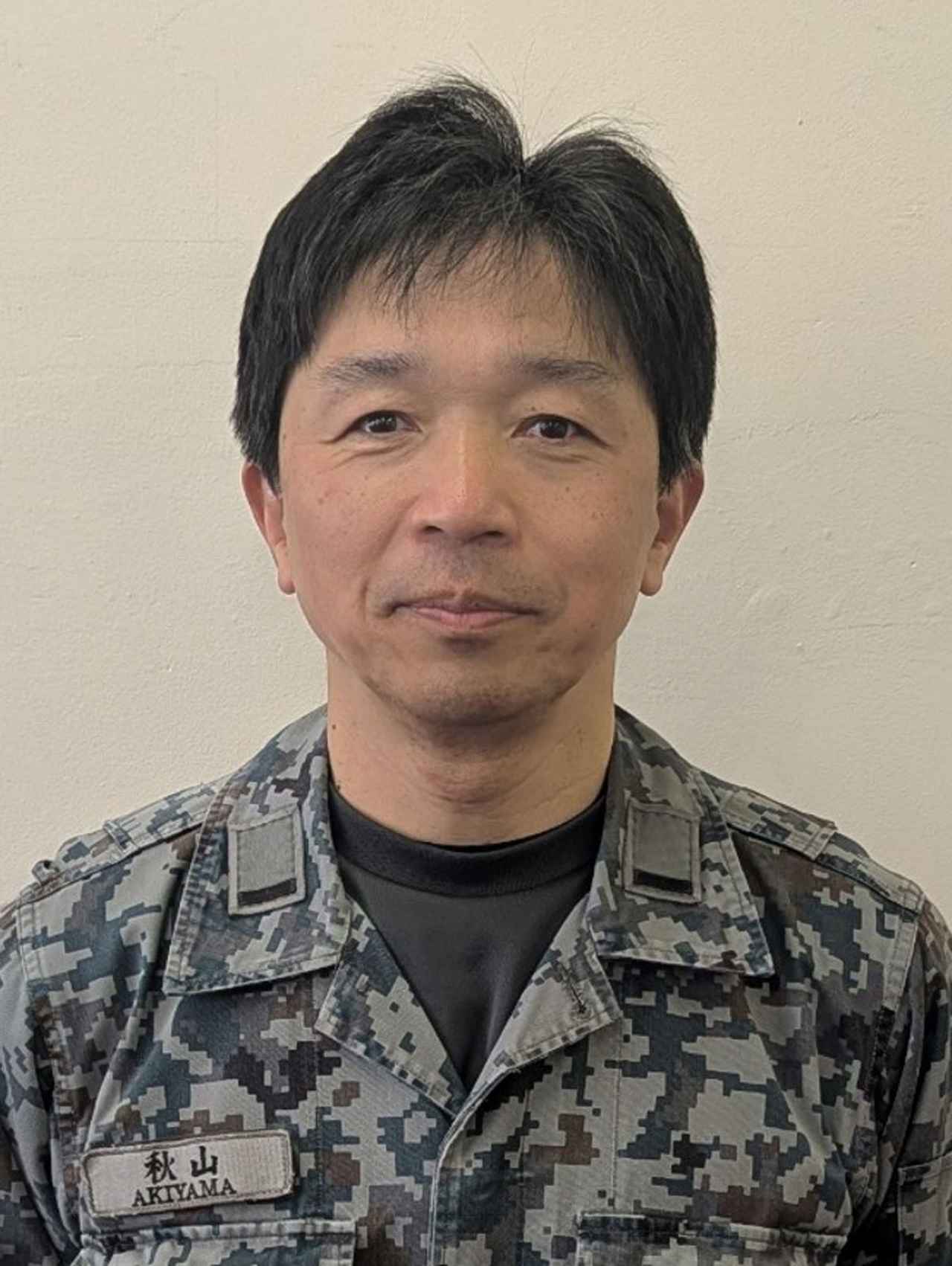 画像: 有志隊員で構成される「なまはげ太鼓部」が太鼓を演舞する際にPRする「のぼり旗」に活用されていると話す秋山准尉