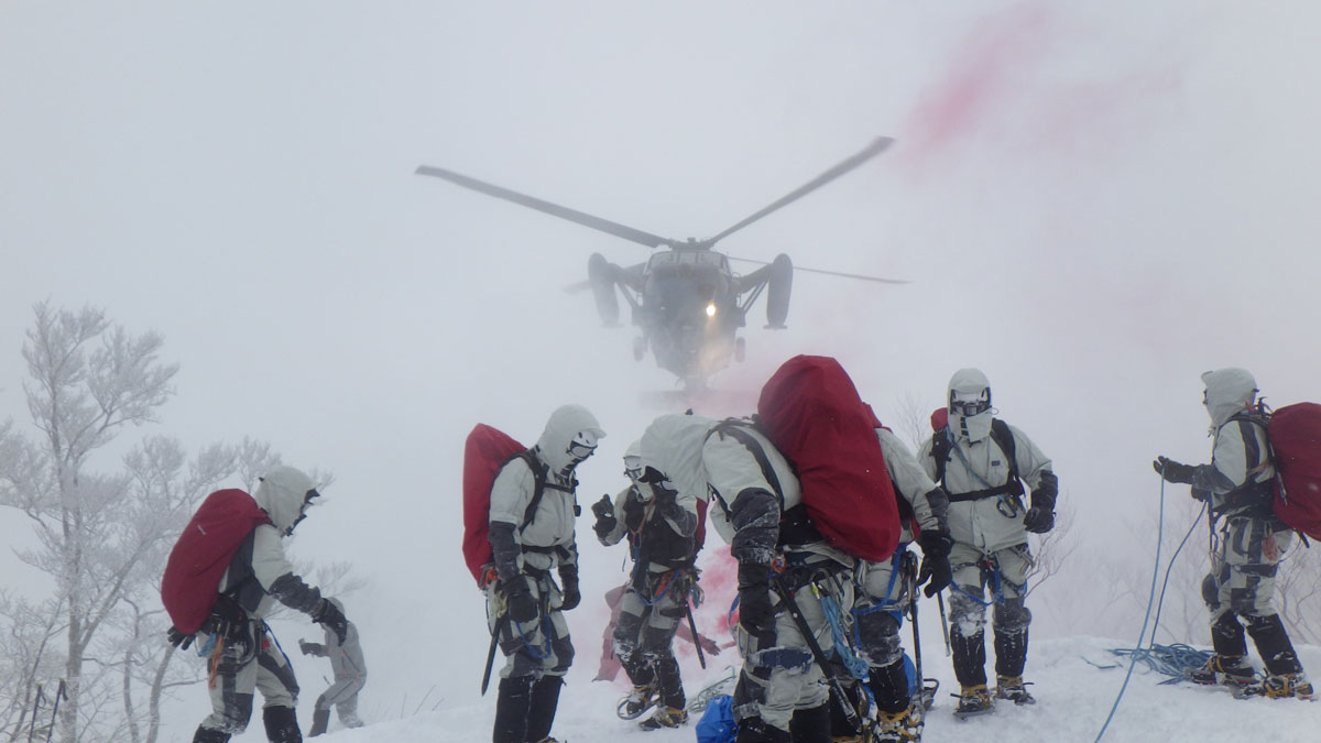 画像: 寒冷期の山間部で救難訓練を行う救難教育隊の隊員ら。救難教育隊では、いかなる過酷な現場でも要救助者を救出できる乗組員を育成している