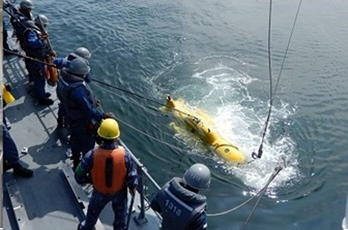 画像: 機雷戦や水陸両用戦を実施する部隊に対して、艦艇の実施する作戦の戦術支援などを行う。写真は、機雷処理装置の教育や練度維持に必要な教育を行う隊員ら