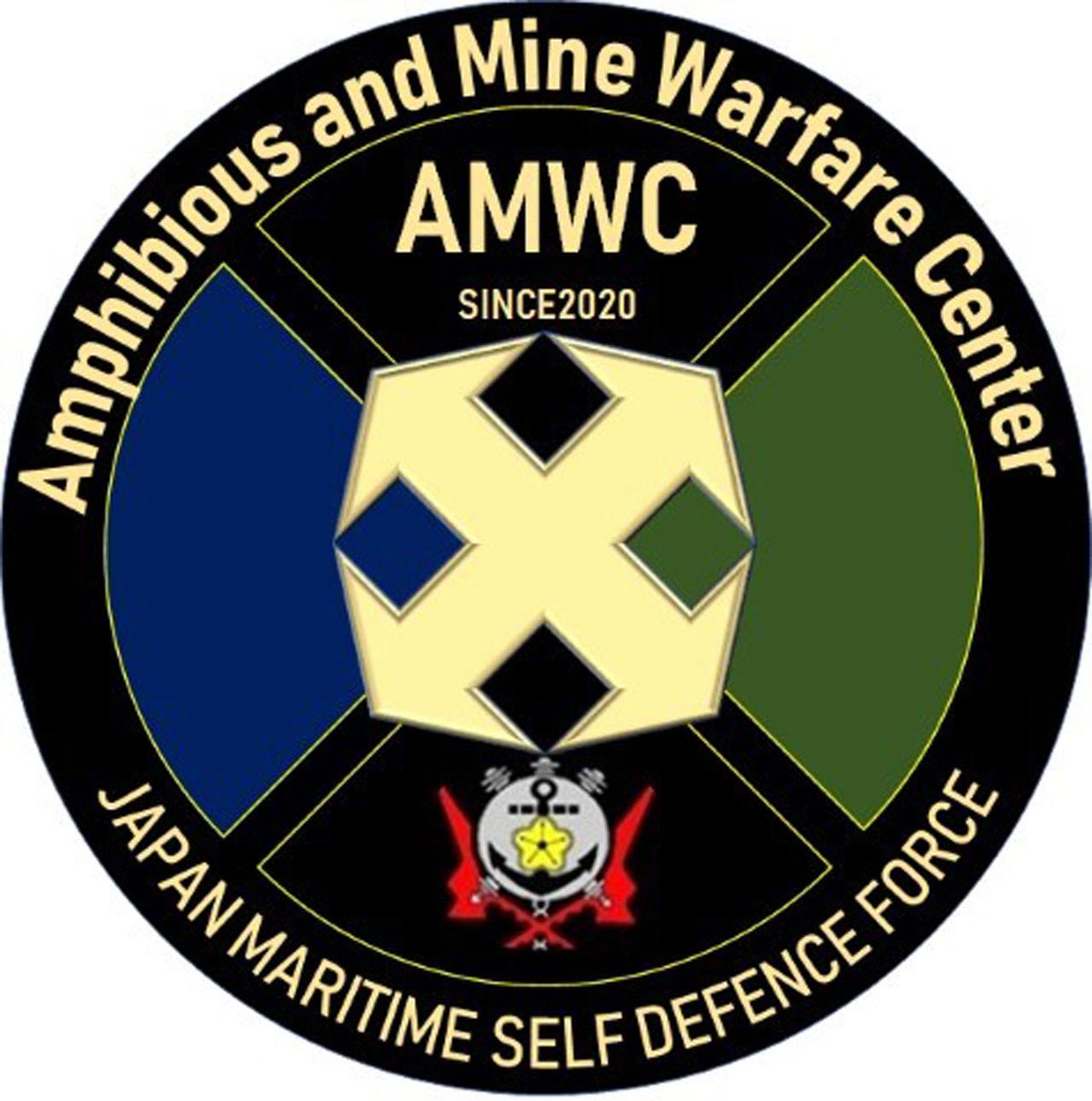 画像: 4つに区切ったエリアの左（青）は『海』を、右（緑）は『陸』を表し、中央で交差する矢印は『航路・進路・水際』をイメージ、下部には機雷を配している