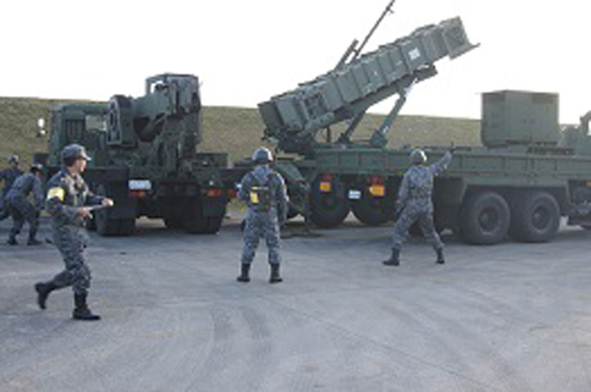 画像: 第18高射隊は「人に優しく任務に厳しく」という隊長指導方針の下、日々訓練に勤しんでいる。写真はペトリオット器材へのリロード訓練を行う隊員