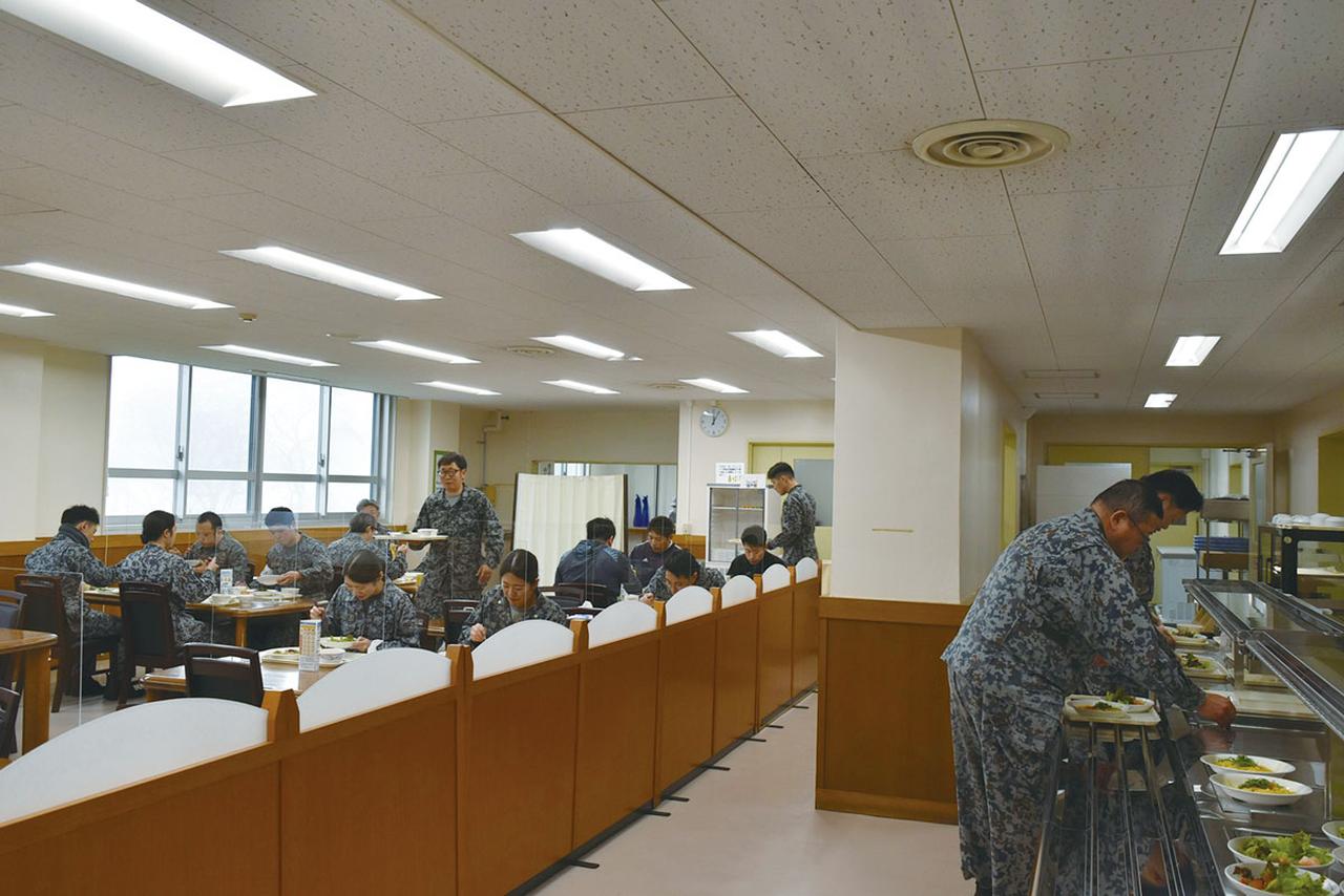 画像: 分屯基地ならではのこぢんまりとした隊員食堂は、アットホームな雰囲気で、隊員の憩いの場所、交流の場所となっている