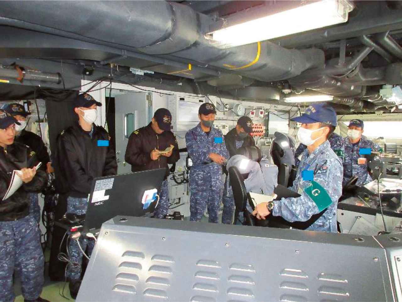 画像: 緑の腕章を着けているのが海上訓練指導隊の指導官。艦艇の訓練に帯同し、艦艇乗務に携わる隊員にアドバイスする