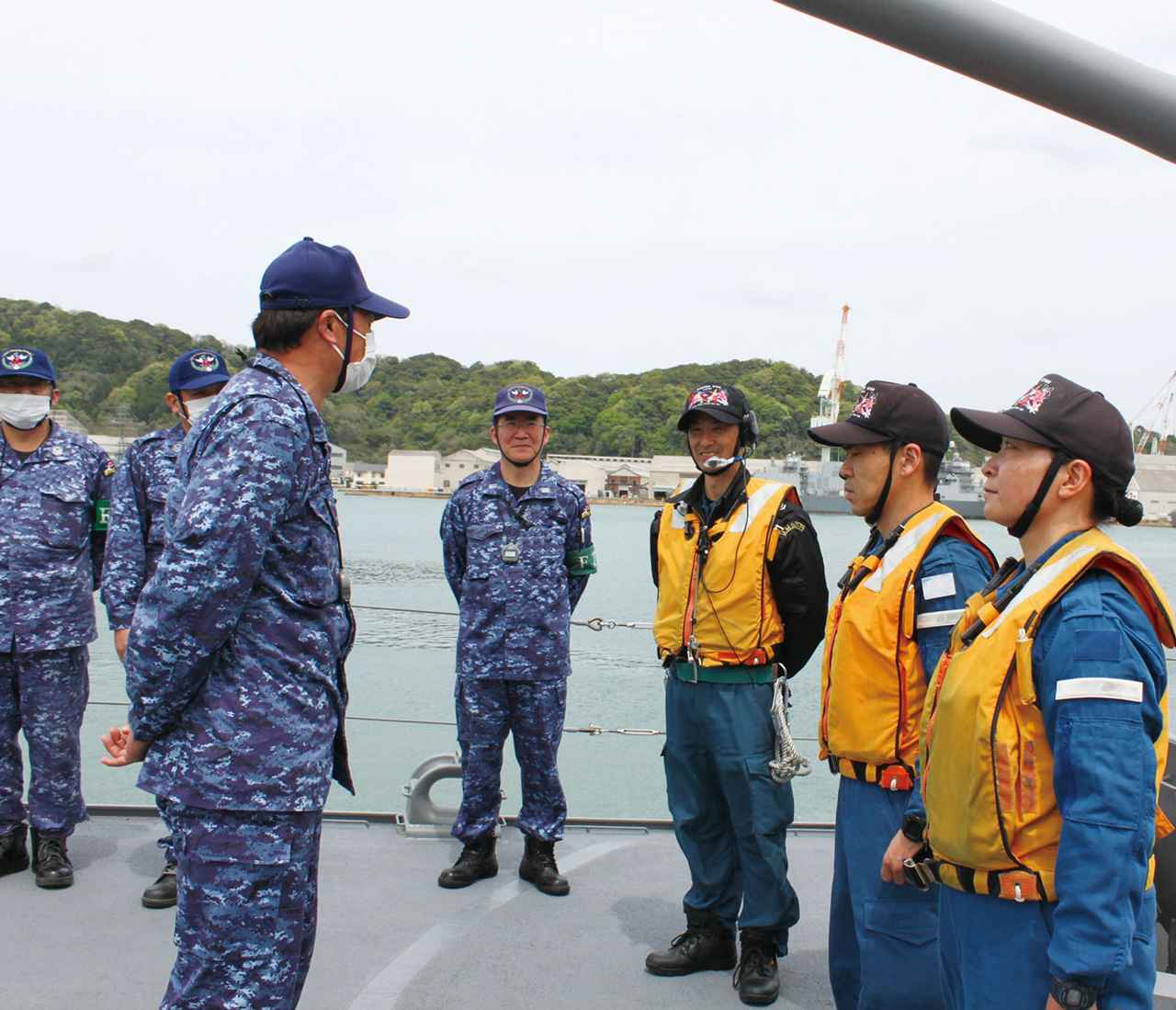 画像: 海上訓練指導隊の指導官は艦艇の訓練に立ち合い、乗員の動き方などをチェック。何をどうすれば練度が上がるか助言する