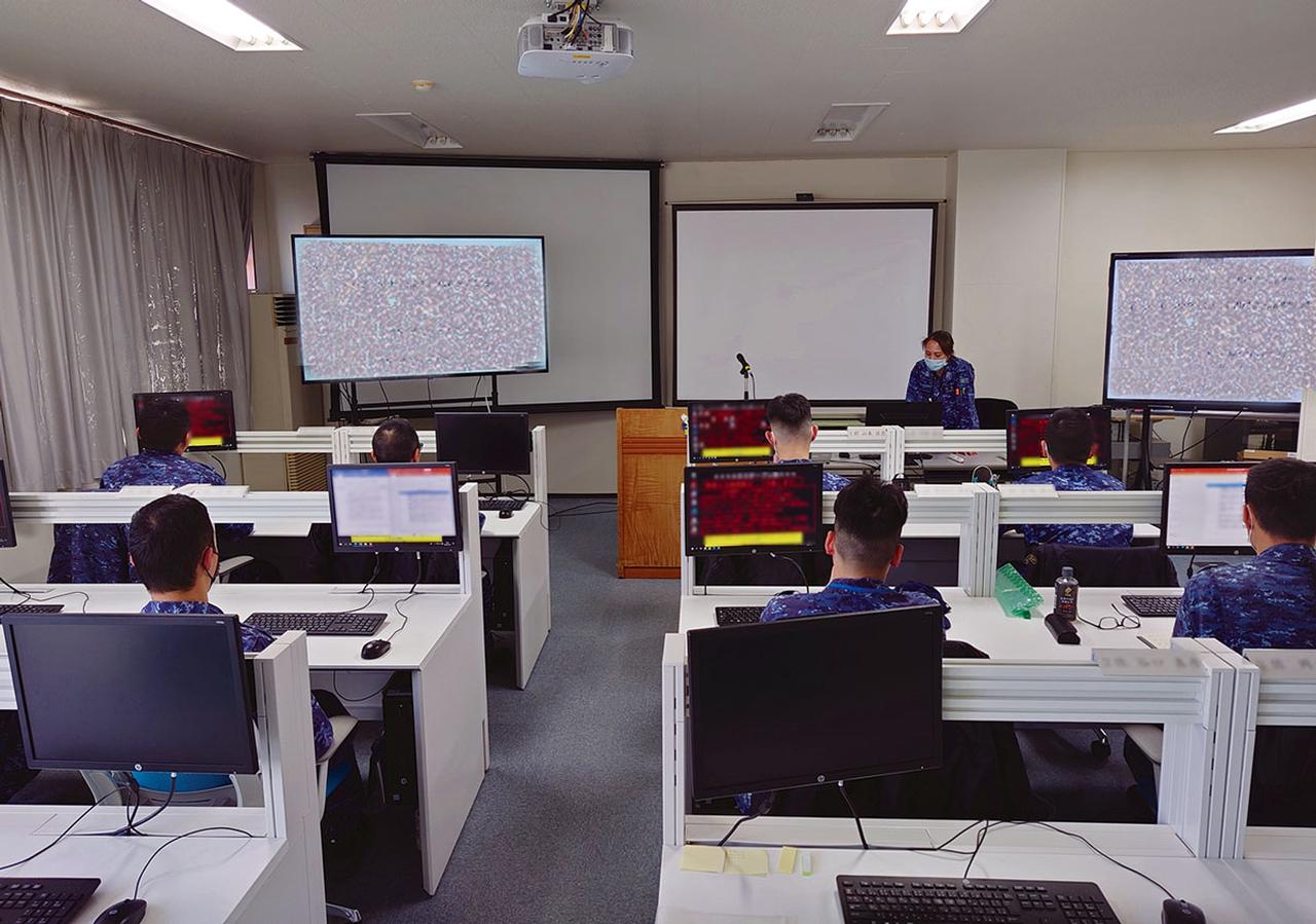 画像: 艦艇長教育で教官を務めるのは、艦艇長経験者など現場のプロが担当。自らの経験も伝え、艦艇長候補者の糧にしている