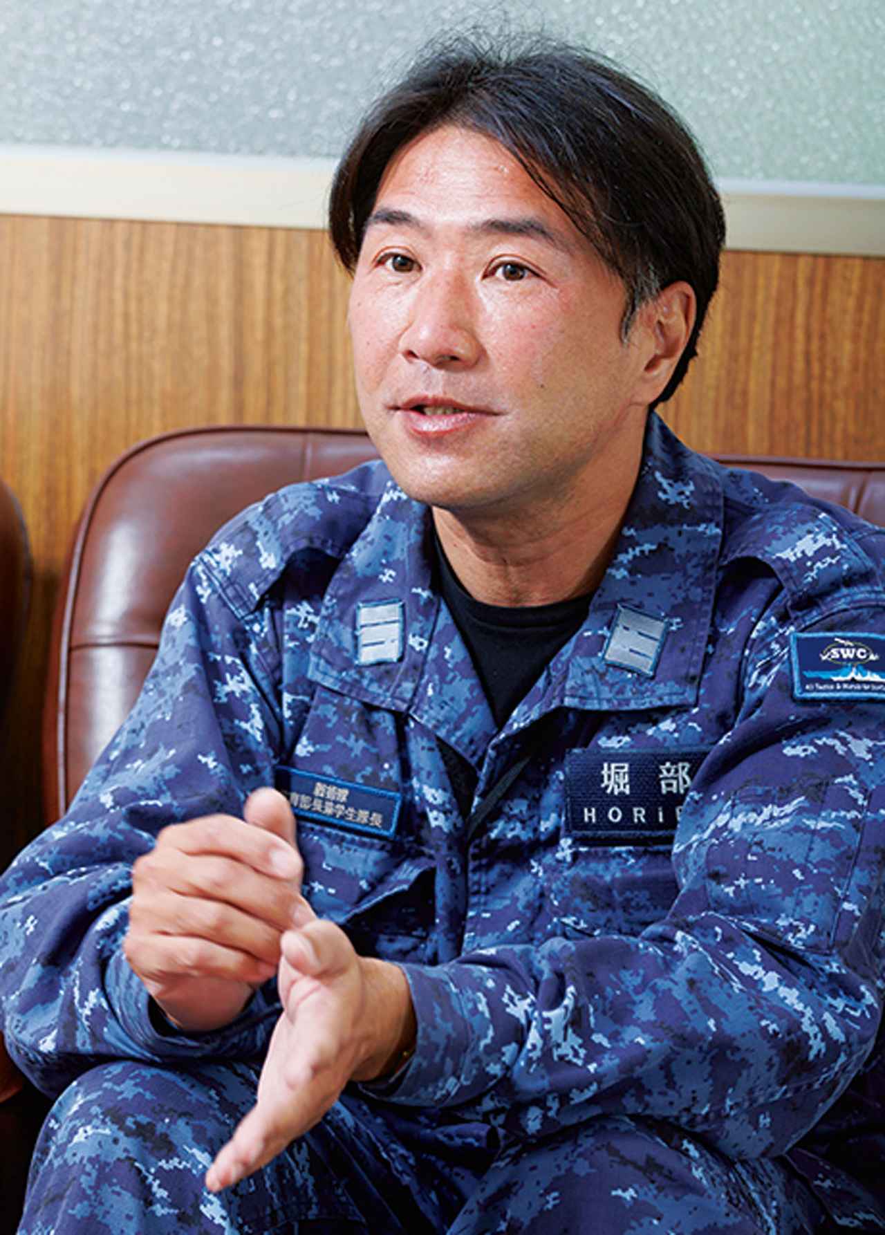 画像: 「新装備や艦艇も増えますので、シミュレーターやオンライン教育など、より効率的な教育方法を追求していきます」と堀部2佐