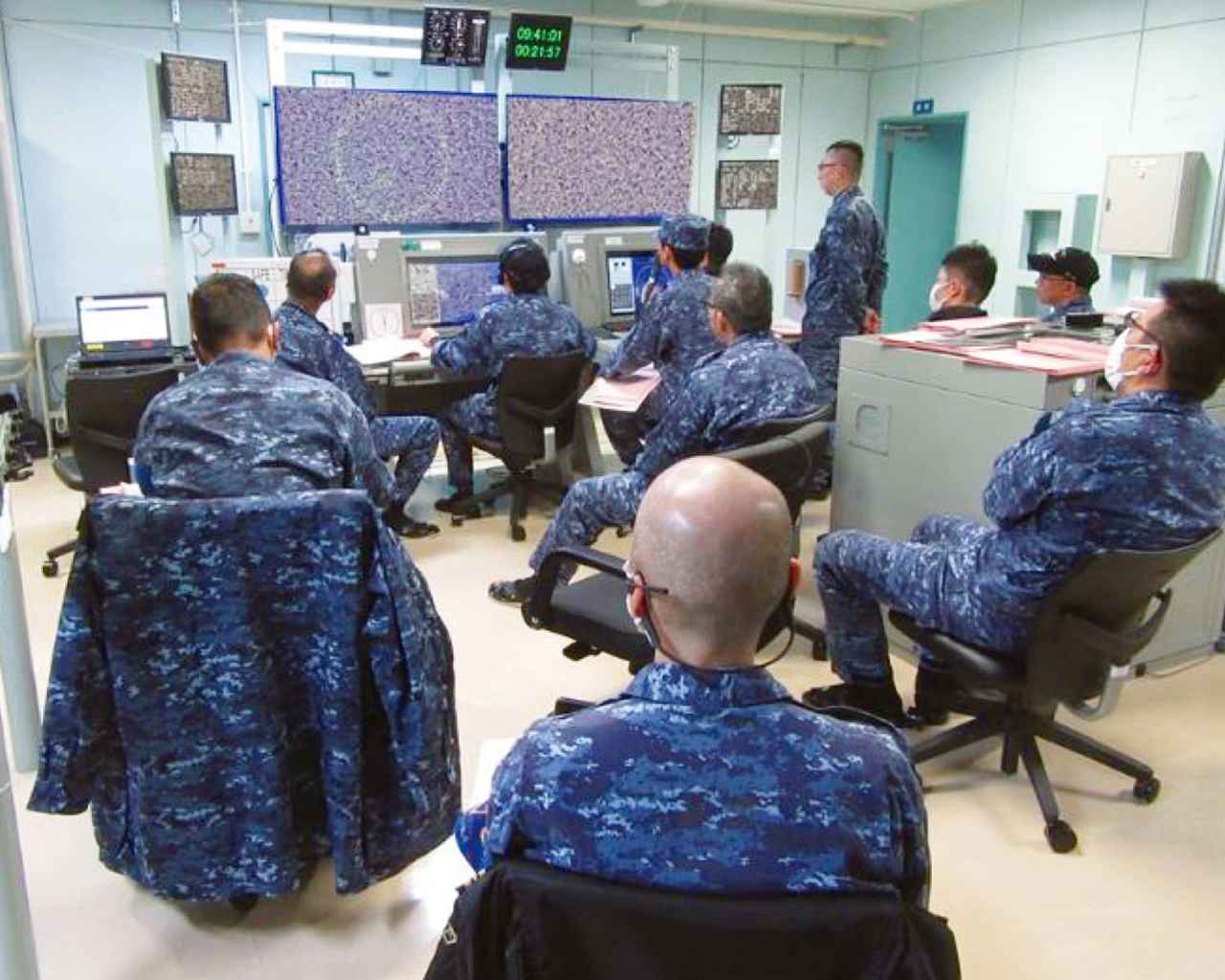 画像: 戦闘指揮をする際の要領を学ぶ「護衛艦課程・機雷艦艇課程」。シミュレーターで戦闘時の艦艇を再現し、指揮方法などを教わる