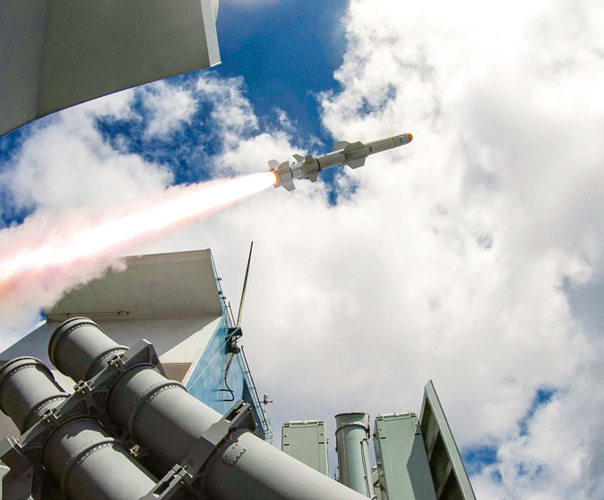 画像: アメリカ海軍主催の国際共同訓練RIMPAC（環太平洋演習）でのミサイル実射。海自艦艇は実射機会が少なく、シミュレーター訓練で精度を高め訓練に臨んでいる　写真提供／防衛省