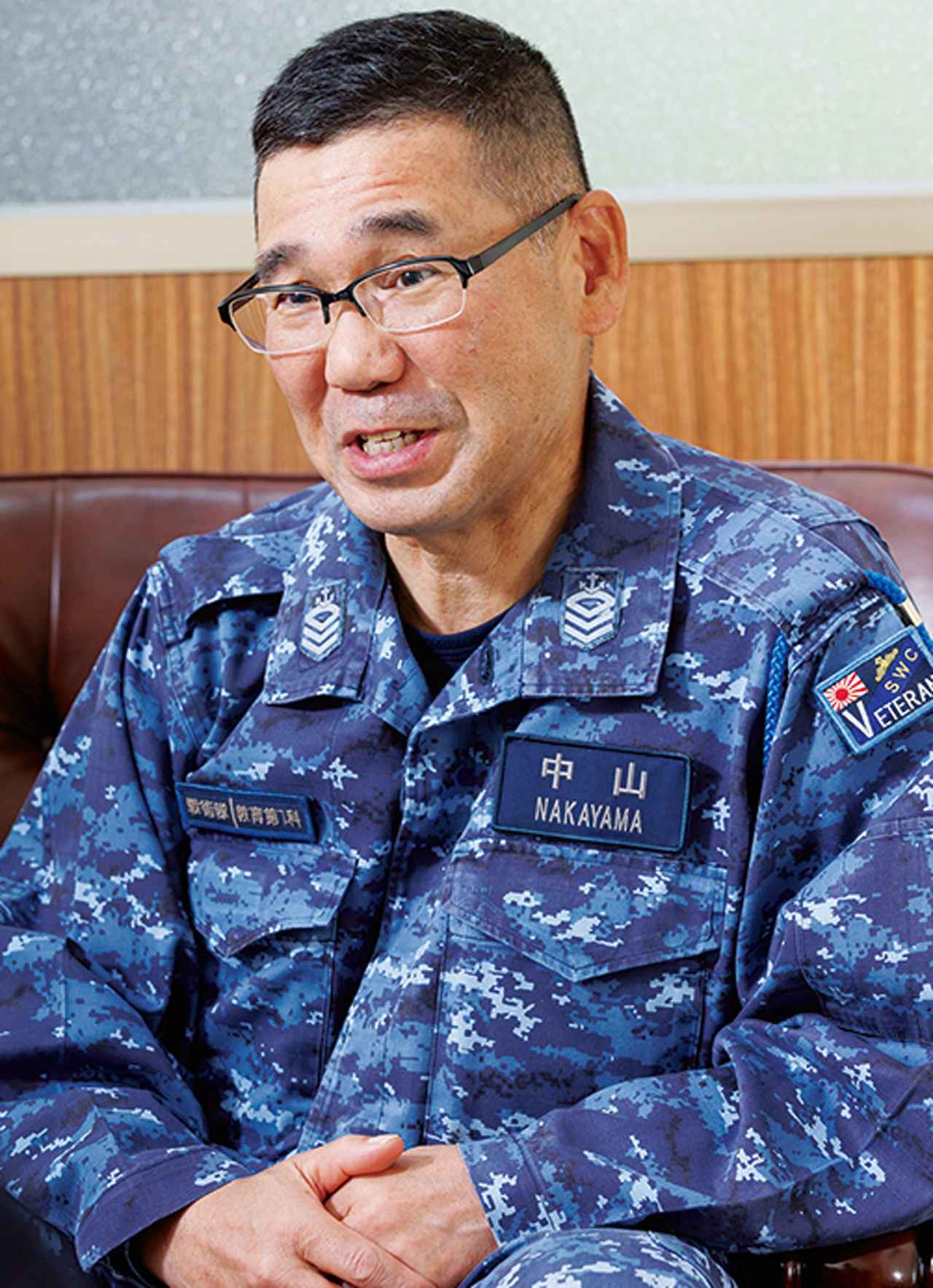 画像: 最新艦艇に関する勉強も欠かさない中山曹長。「最新艦艇の操作パネルはスイッチ式からタッチ式に変わり、教える側も即対応しています」