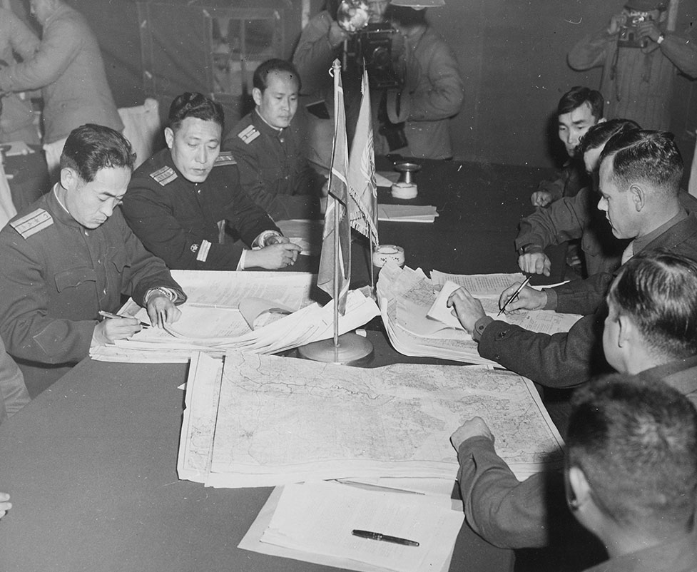 画像: 1951年に行われた朝鮮戦争の休戦協議。国連軍の代表者と北朝鮮の代表者が出席し、停戦の条件などをめぐる交渉が行われた　出典／Wikimedia commons