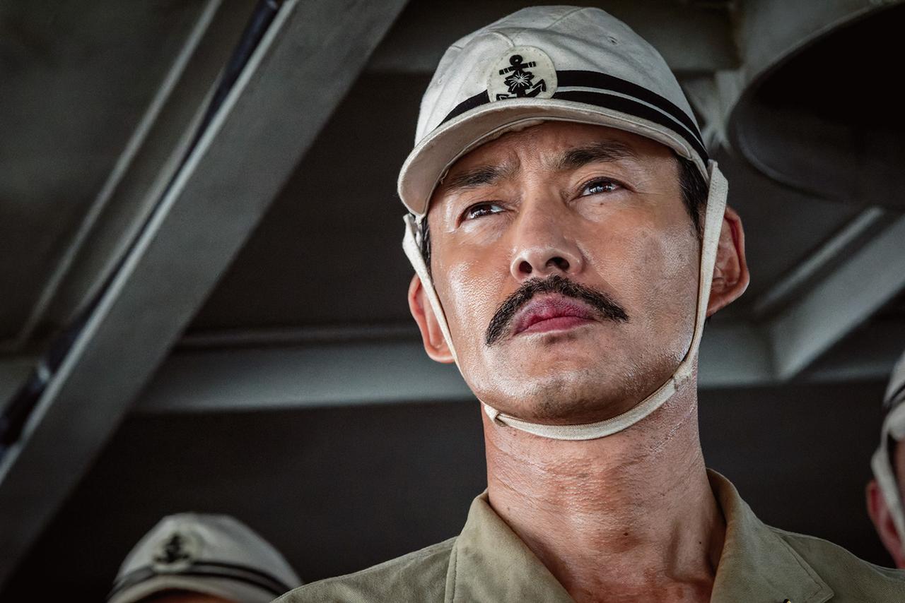 画像: 冷静に指示を下し、武士道を信念に携えた艦長・寺澤一利を演じる竹野内豊さん ©2025 Yukikaze Partners.
