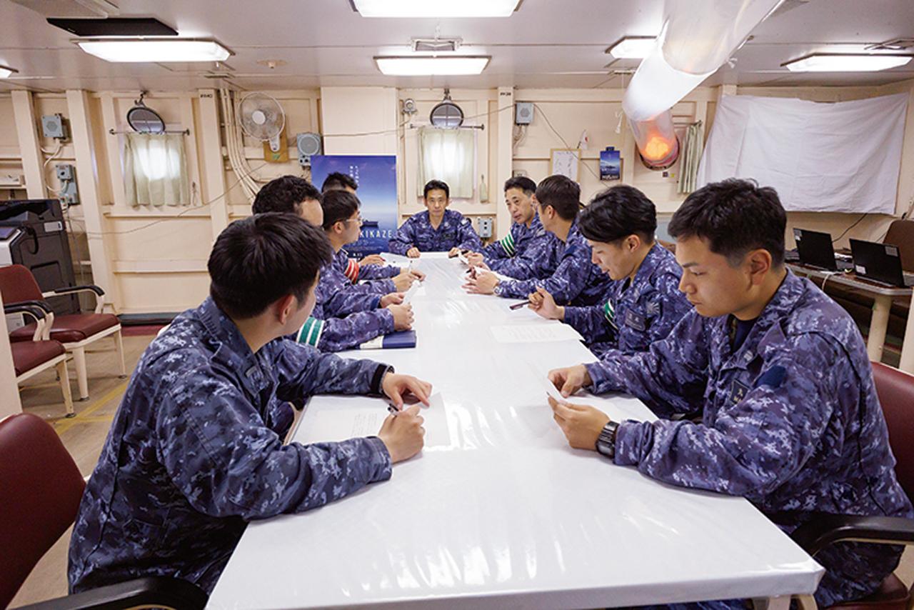 画像: 艦内では業務別に7つの「科」がある
