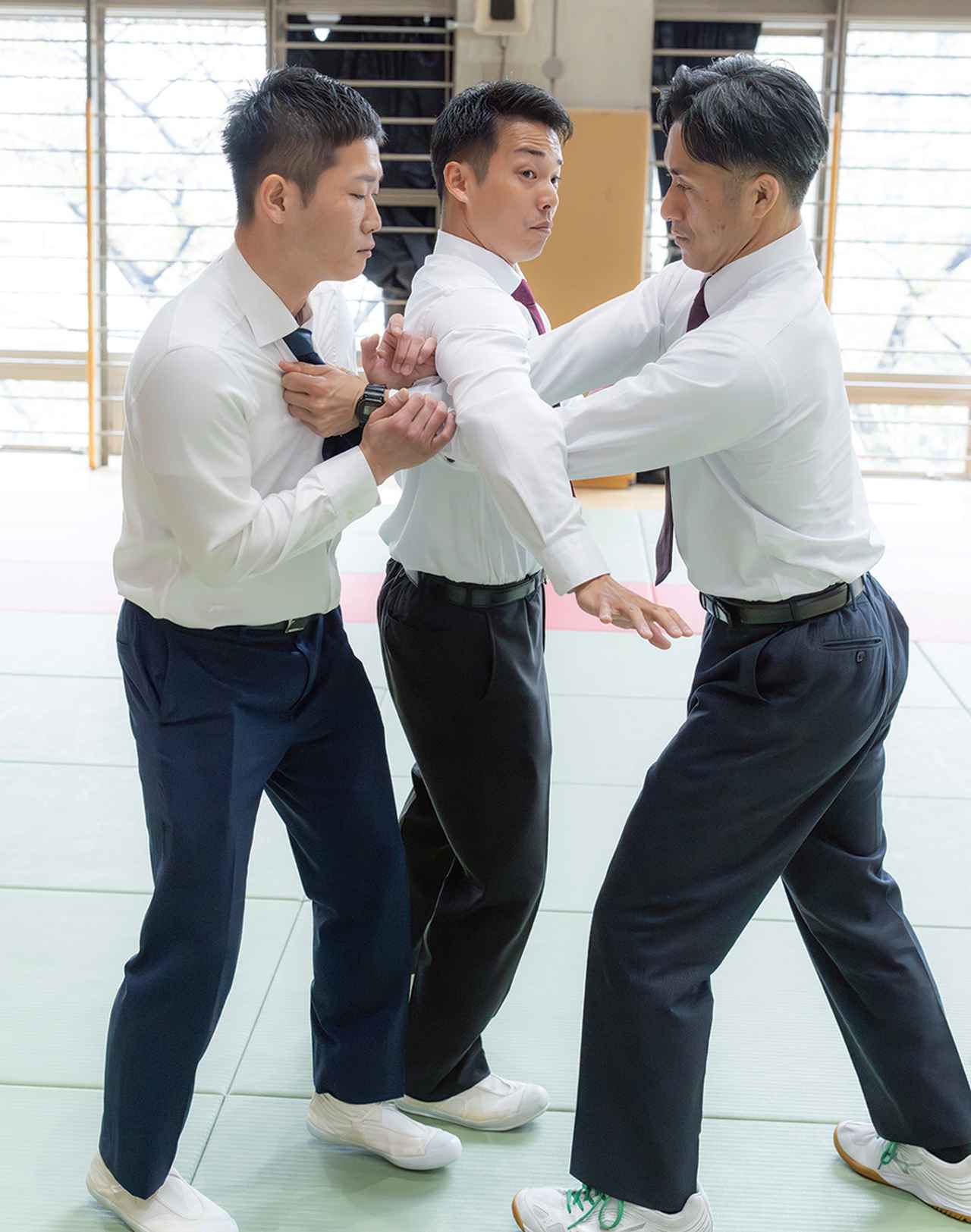 画像: 脅威者に、警務官が2人1組で対処する警護体術訓練。警護の際の格闘技の基本となるのは柔道で、第2班の隊員は全員が有段者だ