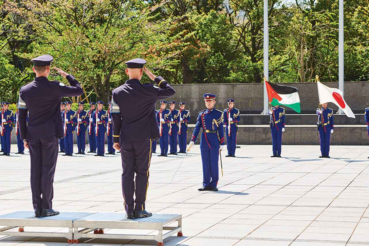 画像: ヨルダン軍の研修のために行われたこの日の儀じょうでは、日本の防衛大臣や総理大臣、そして国賓の役を2人の自衛官が代行し(手前で敬礼している2人)、礼式が進行された
