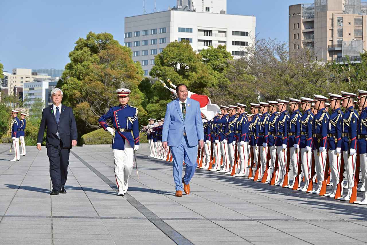 画像: 2025年4月に防衛省でトンガ王国皇太子を迎えた際の特別儀じょう。皇太子（右）の隣に清和3佐、中谷防衛大臣が並ぶ