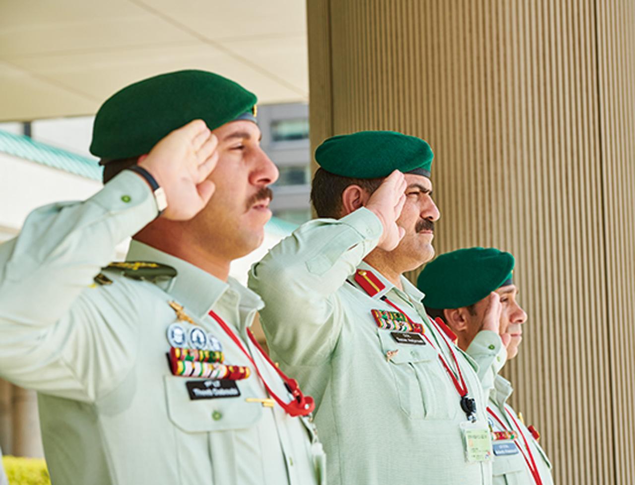 画像: 儀じょう展示で、日・ヨルダン両国の国歌が演奏された際、敬礼をするヨルダン軍の隊員たち。相手国の国家が演奏されるときにも、両者がともに敬礼をするのが礼儀だという