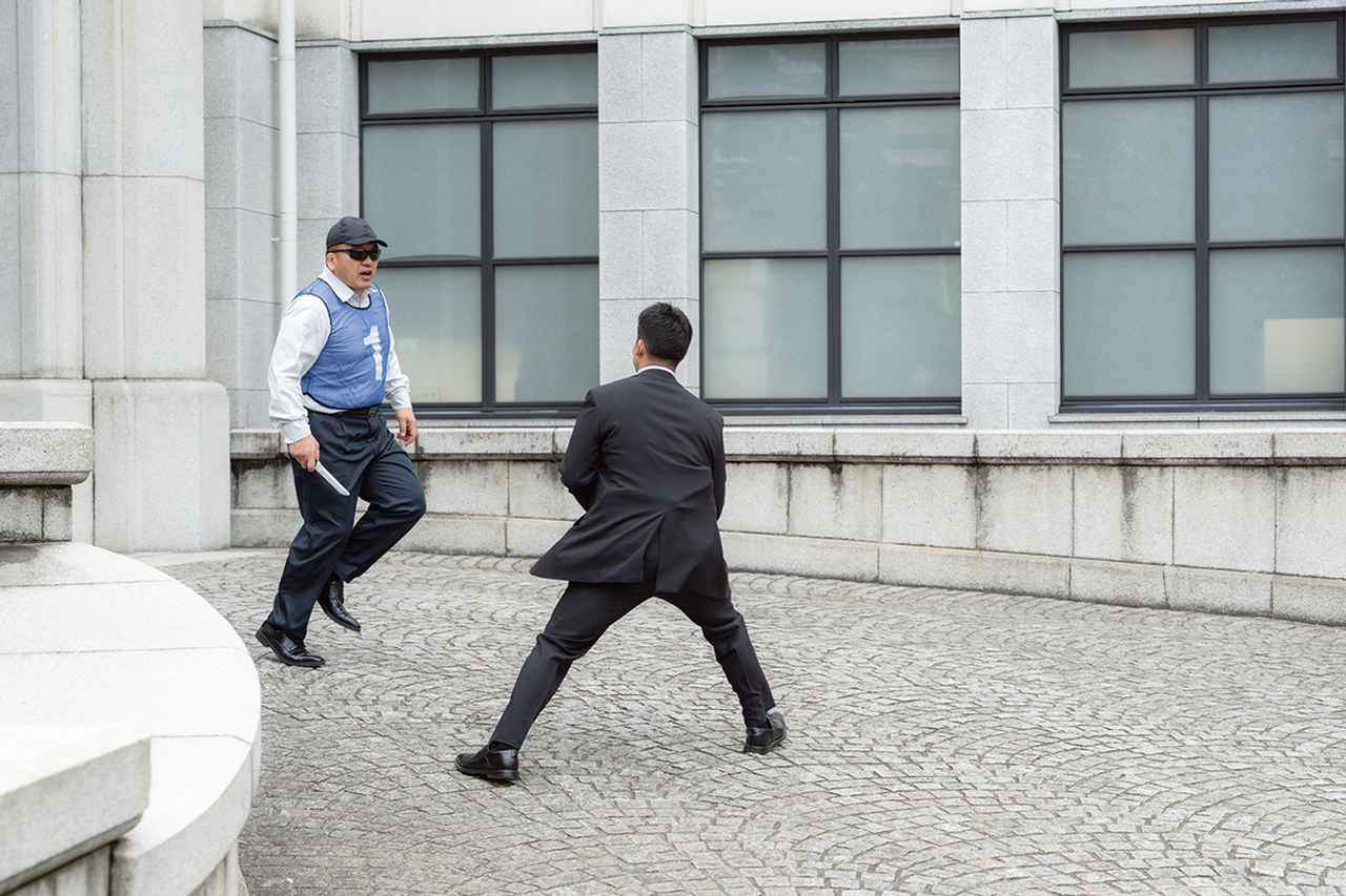 画像: 要人警護訓練では、要人を先導する警務官がまず刃物を持った脅威者に対処する